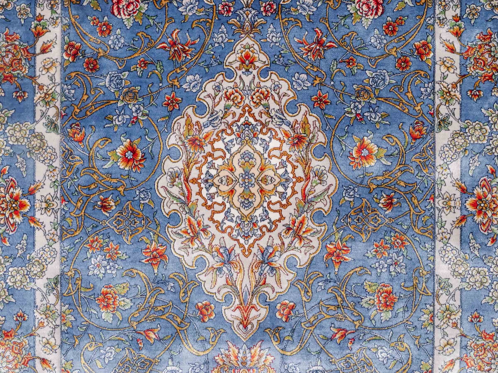 Ghom Maschinenteppich "Arjan" 120 x 80 cm aus pflanzlicher Seide (Viskose) mit Medaillon, Hellblau. Teppichnummer: V10BL096M. Persian Luxury Collection by Khademi. Made in Iran / Persia – Vertrieb durch JUPITER Intl.