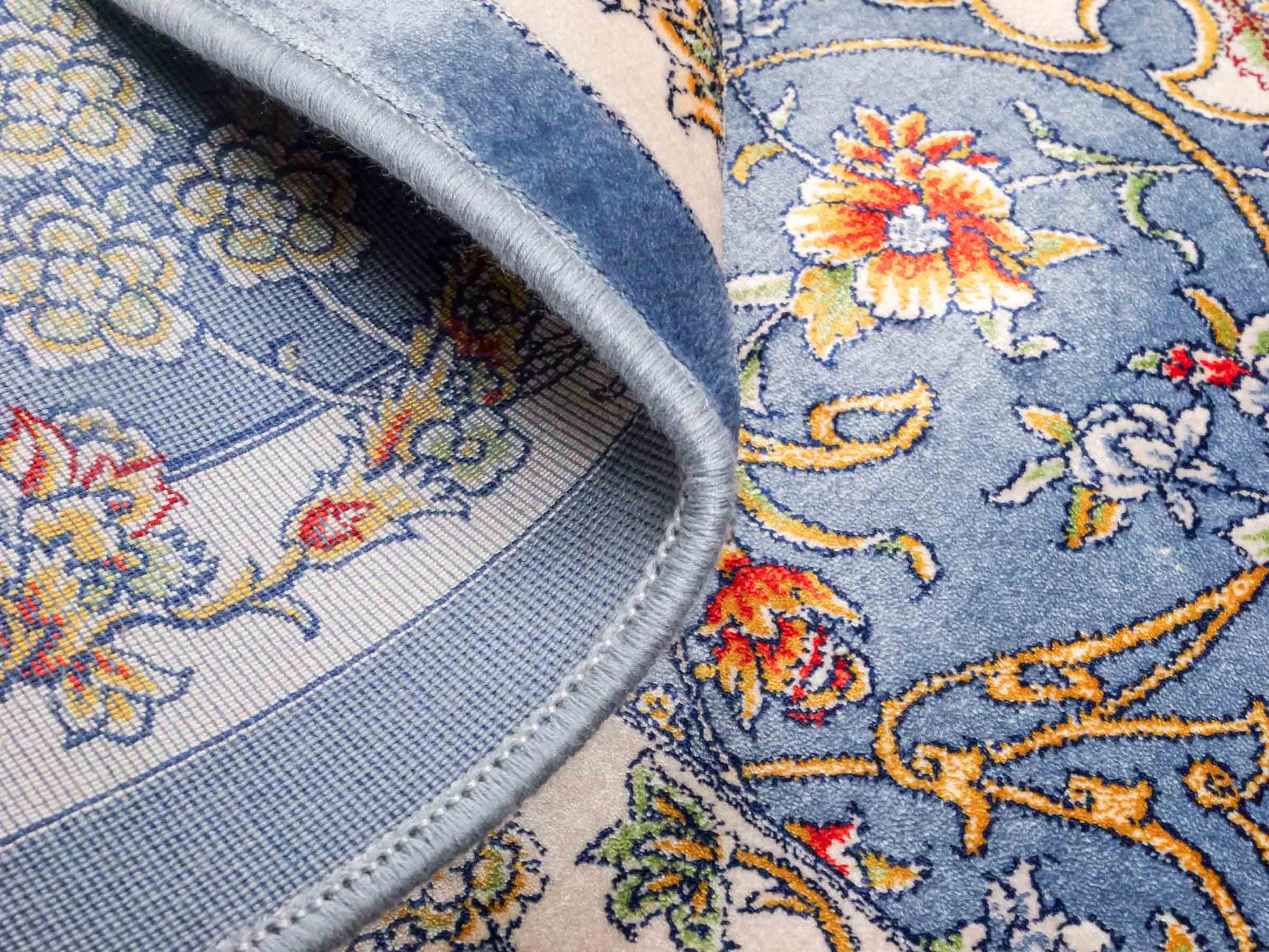 Ghom Maschinenteppich "Arjan" 120 x 80 cm aus pflanzlicher Seide (Viskose) mit Medaillon, Hellblau. Teppichnummer: V10BL096M. Persian Luxury Collection by Khademi. Made in Iran / Persia – Vertrieb durch JUPITER Intl.