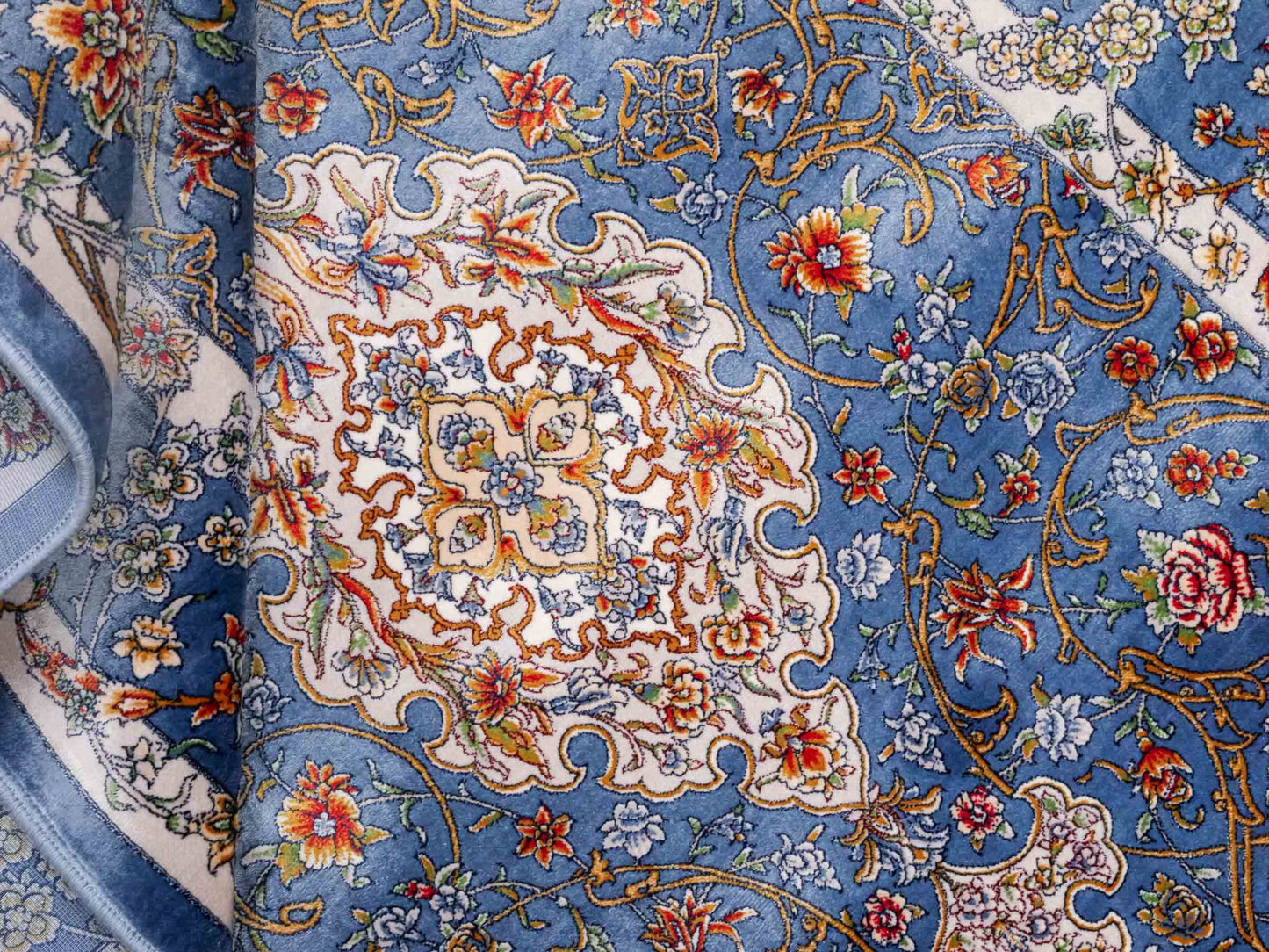 Ghom Maschinenteppich "Arjan" 120 x 80 cm aus pflanzlicher Seide (Viskose) mit Medaillon, Hellblau. Teppichnummer: V10BL096M. Persian Luxury Collection by Khademi. Made in Iran / Persia – Vertrieb durch JUPITER Intl.
