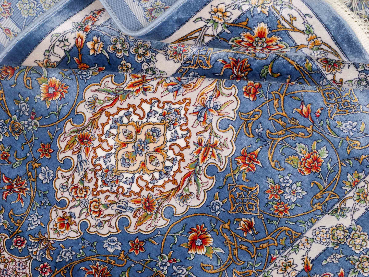 Ghom Maschinenteppich "Arjan" 120 x 80 cm aus pflanzlicher Seide (Viskose) mit Medaillon, Hellblau. Teppichnummer: V10BL096M. Persian Luxury Collection by Khademi. Made in Iran / Persia – Vertrieb durch JUPITER Intl.