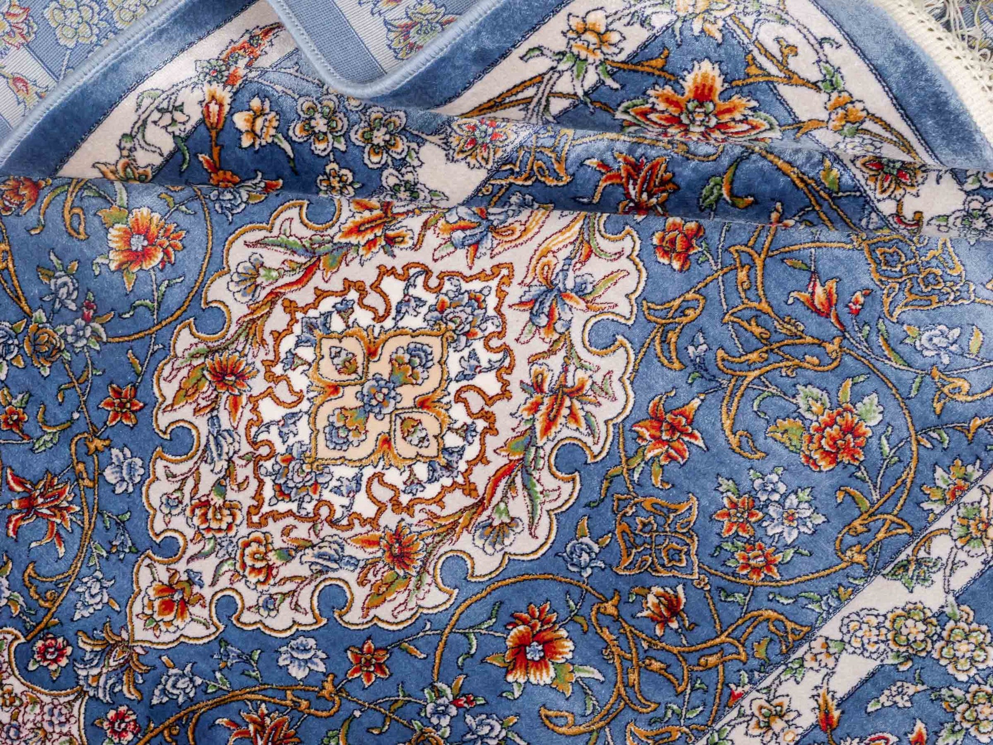 Ghom Maschinenteppich "Arjan" 120 x 80 cm aus pflanzlicher Seide (Viskose) mit Medaillon, Hellblau. Teppichnummer: V10BL096M. Persian Luxury Collection by Khademi. Made in Iran / Persia – Vertrieb durch JUPITER Intl.