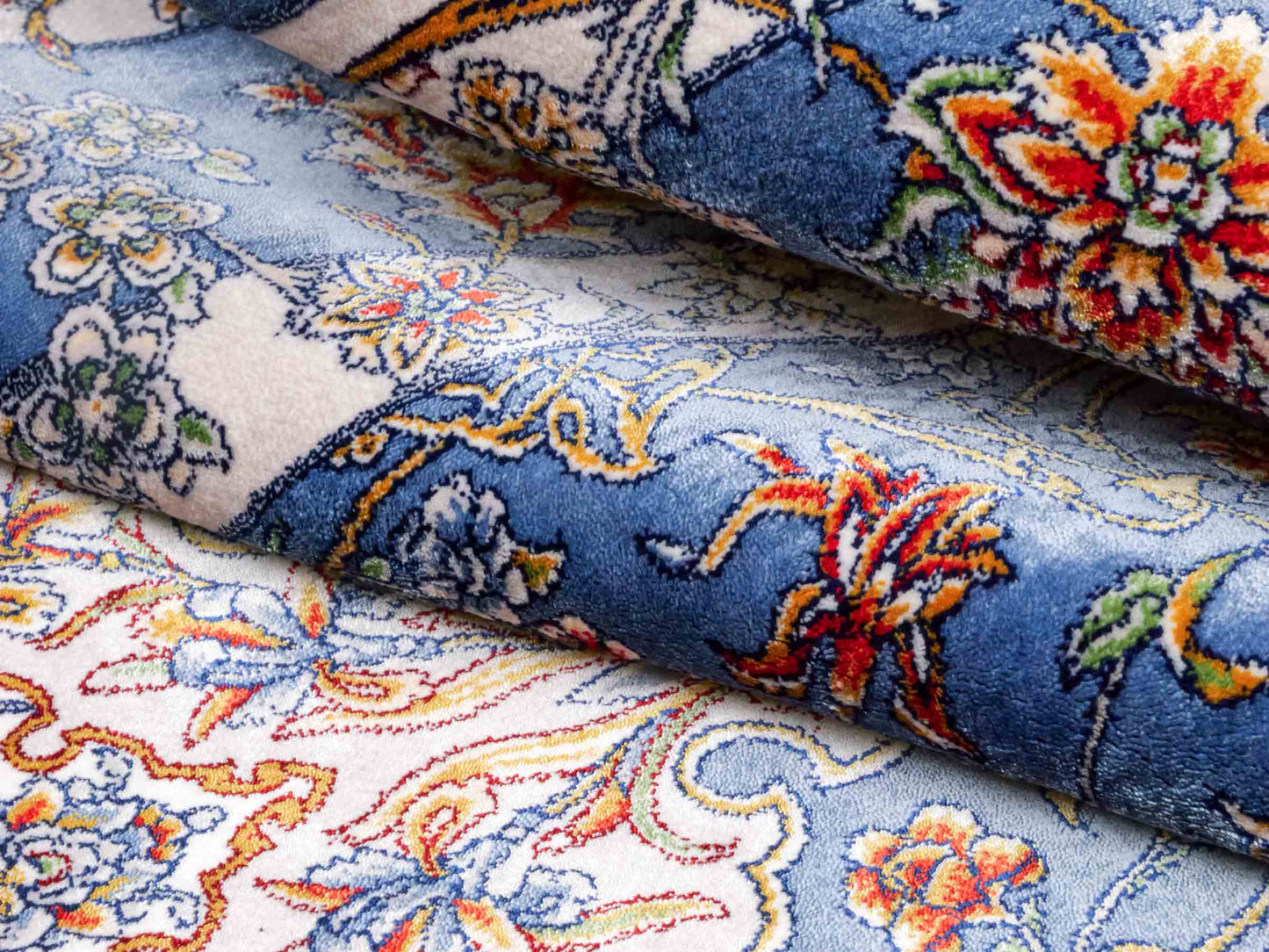 Ghom Maschinenteppich "Arjan" 120 x 80 cm aus pflanzlicher Seide (Viskose) mit Medaillon, Hellblau. Teppichnummer: V10BL096M. Persian Luxury Collection by Khademi. Made in Iran / Persia – Vertrieb durch JUPITER Intl.