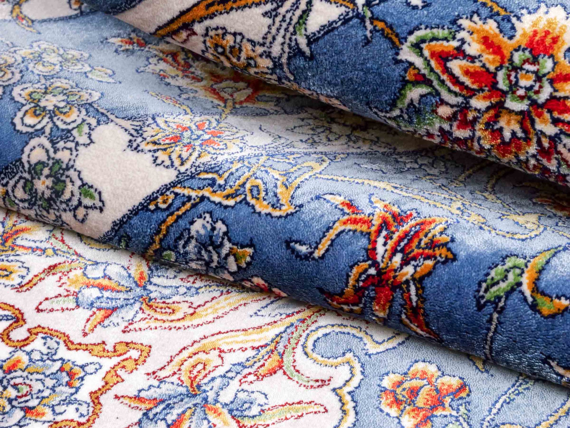 Ghom Maschinenteppich "Arjan" 120 x 80 cm aus pflanzlicher Seide (Viskose) mit Medaillon, Hellblau. Teppichnummer: V10BL096M. Persian Luxury Collection by Khademi. Made in Iran / Persia – Vertrieb durch JUPITER Intl.