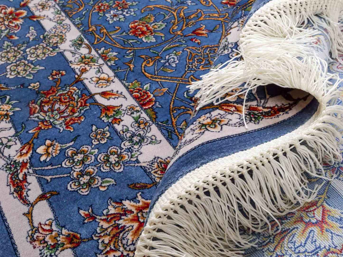 Ghom Maschinenteppich "Arjan" 120 x 80 cm aus pflanzlicher Seide (Viskose) mit Medaillon, Hellblau. Teppichnummer: V10BL096M. Persian Luxury Collection by Khademi. Made in Iran / Persia – Vertrieb durch JUPITER Intl.
