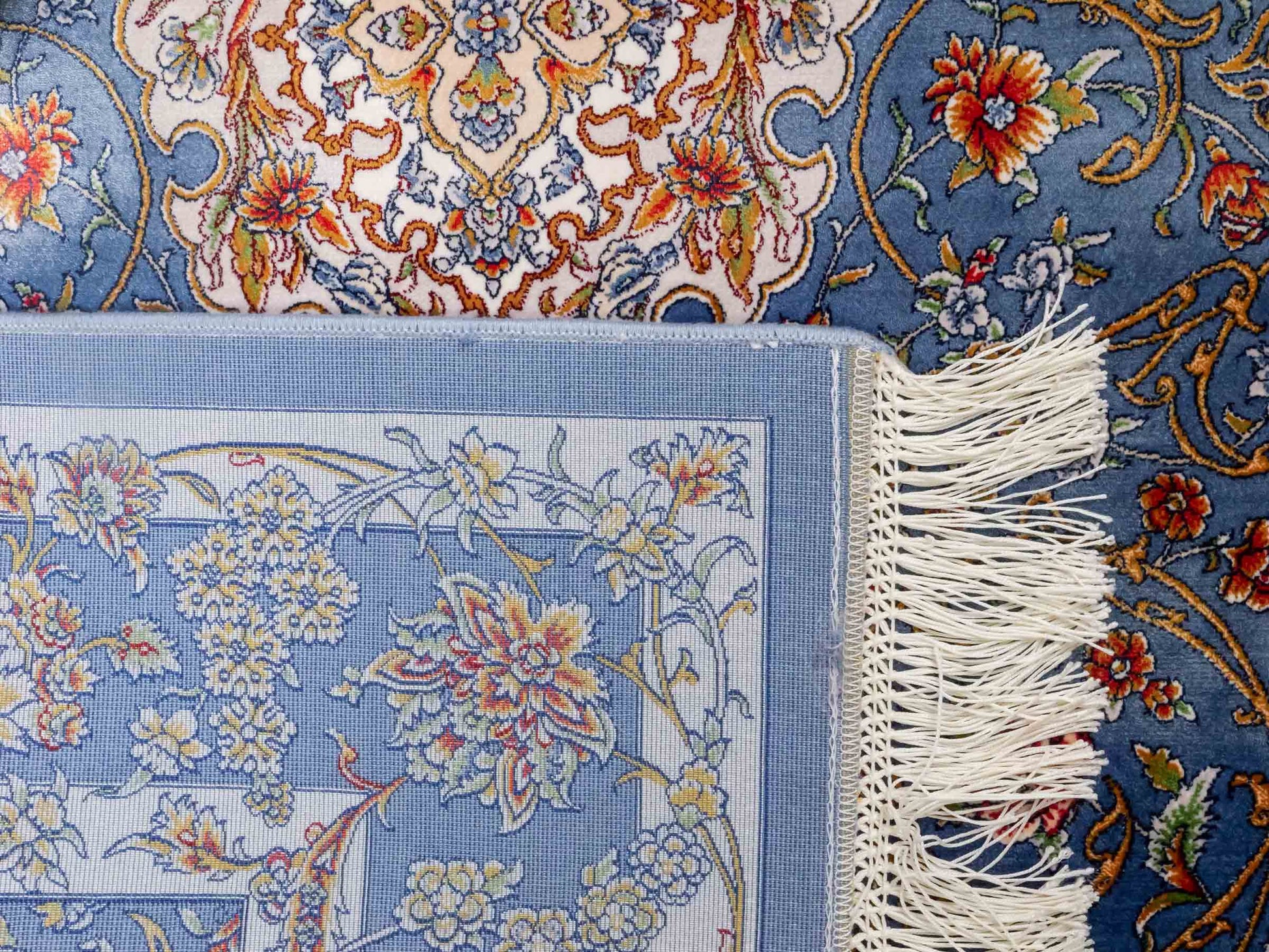 Ghom Maschinenteppich "Arjan" 120 x 80 cm aus pflanzlicher Seide (Viskose) mit Medaillon, Hellblau. Teppichnummer: V10BL096M. Persian Luxury Collection by Khademi. Made in Iran / Persia – Vertrieb durch JUPITER Intl.