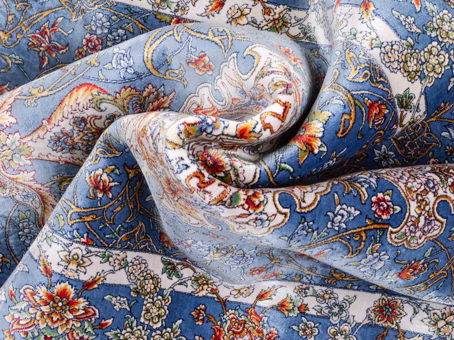 Ghom Maschinenteppich "Arjan" 120 x 80 cm aus pflanzlicher Seide (Viskose) mit Medaillon, Hellblau. Teppichnummer: V10BL096M. Persian Luxury Collection by Khademi. Made in Iran / Persia – Vertrieb durch JUPITER Intl.