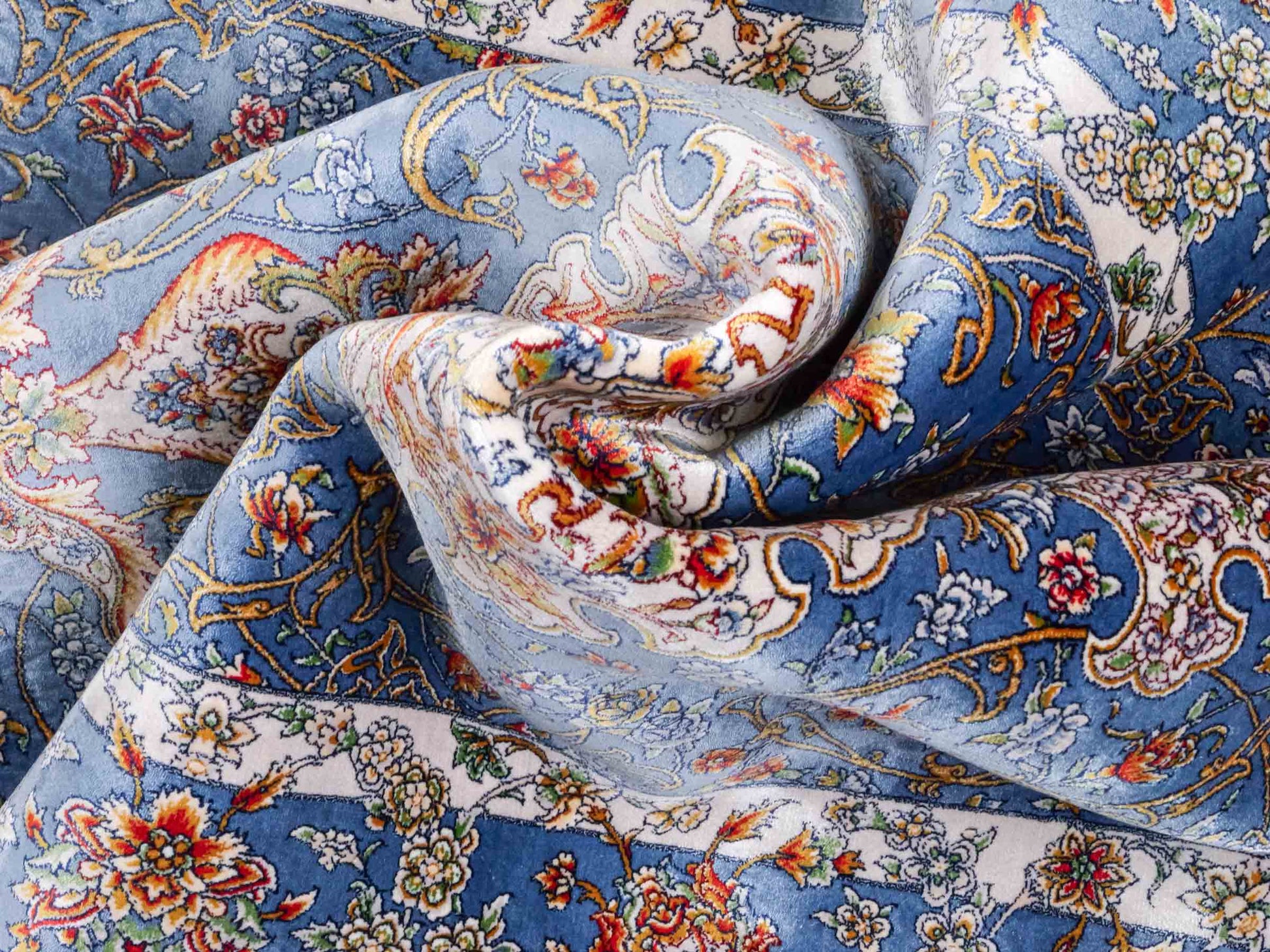 Ghom Maschinenteppich "Arjan" 120 x 80 cm aus pflanzlicher Seide (Viskose) mit Medaillon, Hellblau. Teppichnummer: V10BL096M. Persian Luxury Collection by Khademi. Made in Iran / Persia – Vertrieb durch JUPITER Intl.