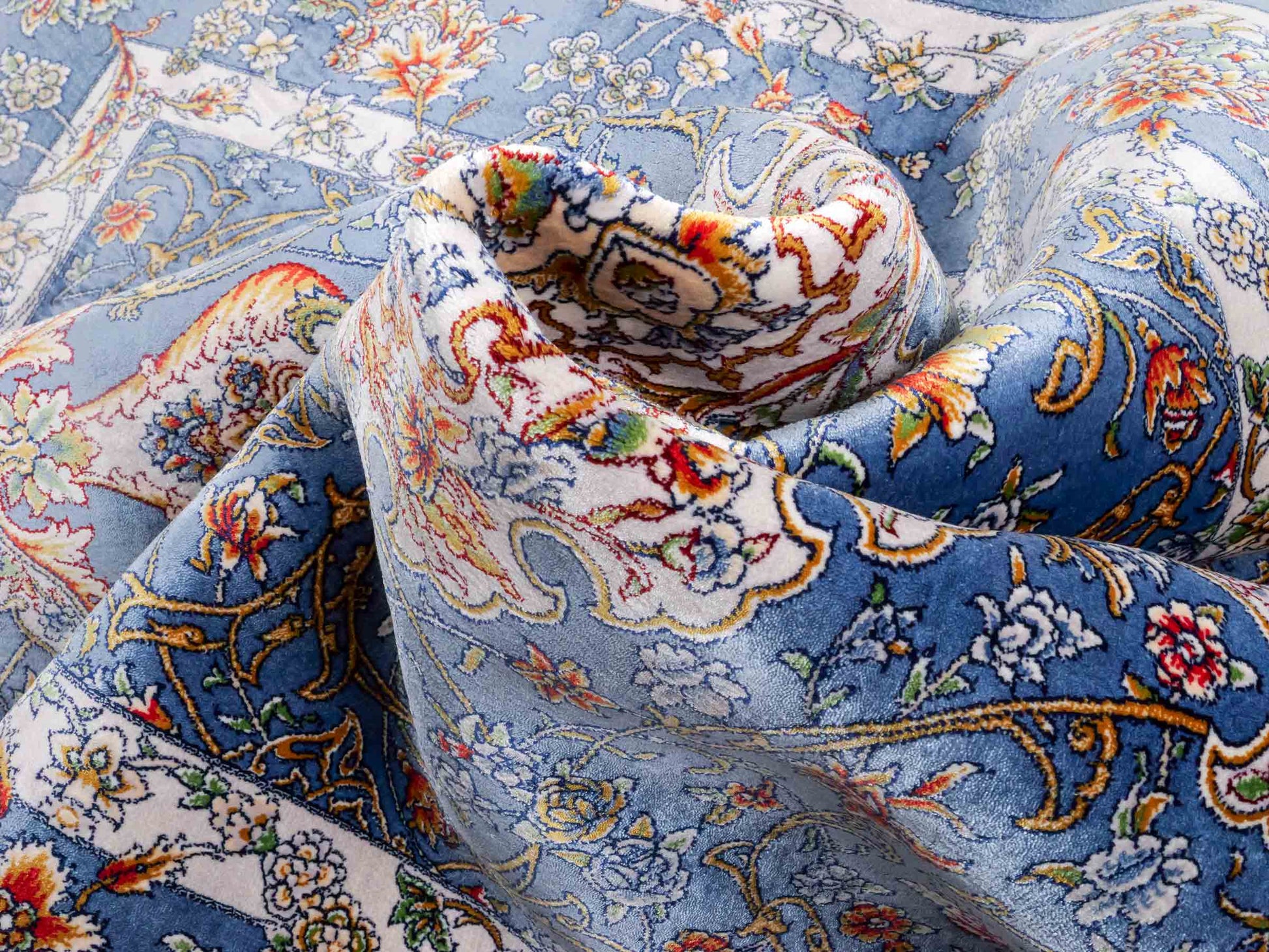 Ghom Maschinenteppich "Arjan" 120 x 80 cm aus pflanzlicher Seide (Viskose) mit Medaillon, Hellblau. Teppichnummer: V10BL096M. Persian Luxury Collection by Khademi. Made in Iran / Persia – Vertrieb durch JUPITER Intl.