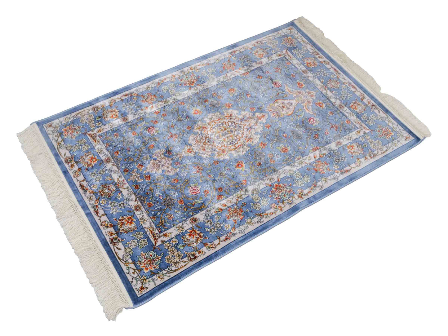 Ghom Maschinenteppich "Arjan" 120 x 80 cm aus pflanzlicher Seide (Viskose) mit Medaillon, Hellblau. Teppichnummer: V10BL096M. Persian Luxury Collection by Khademi. Made in Iran / Persia – Vertrieb durch JUPITER Intl.