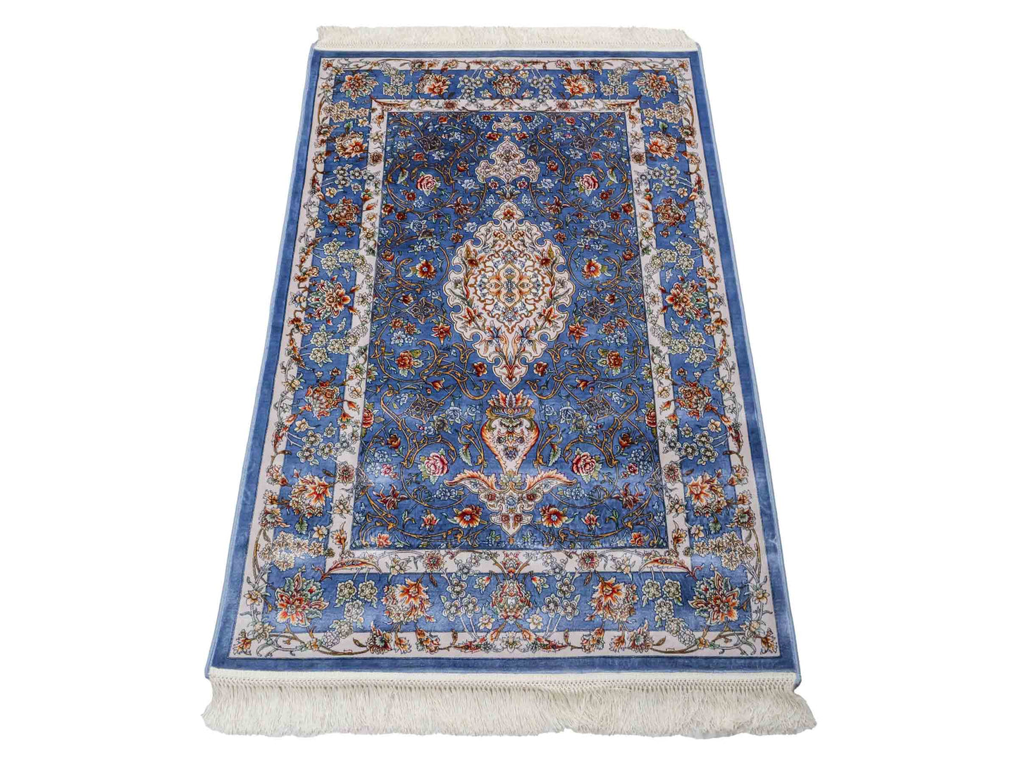 Ghom Maschinenteppich "Arjan" 120 x 80 cm aus pflanzlicher Seide (Viskose) mit Medaillon, Hellblau. Teppichnummer: V10BL096M. Persian Luxury Collection by Khademi. Made in Iran / Persia – Vertrieb durch JUPITER Intl.