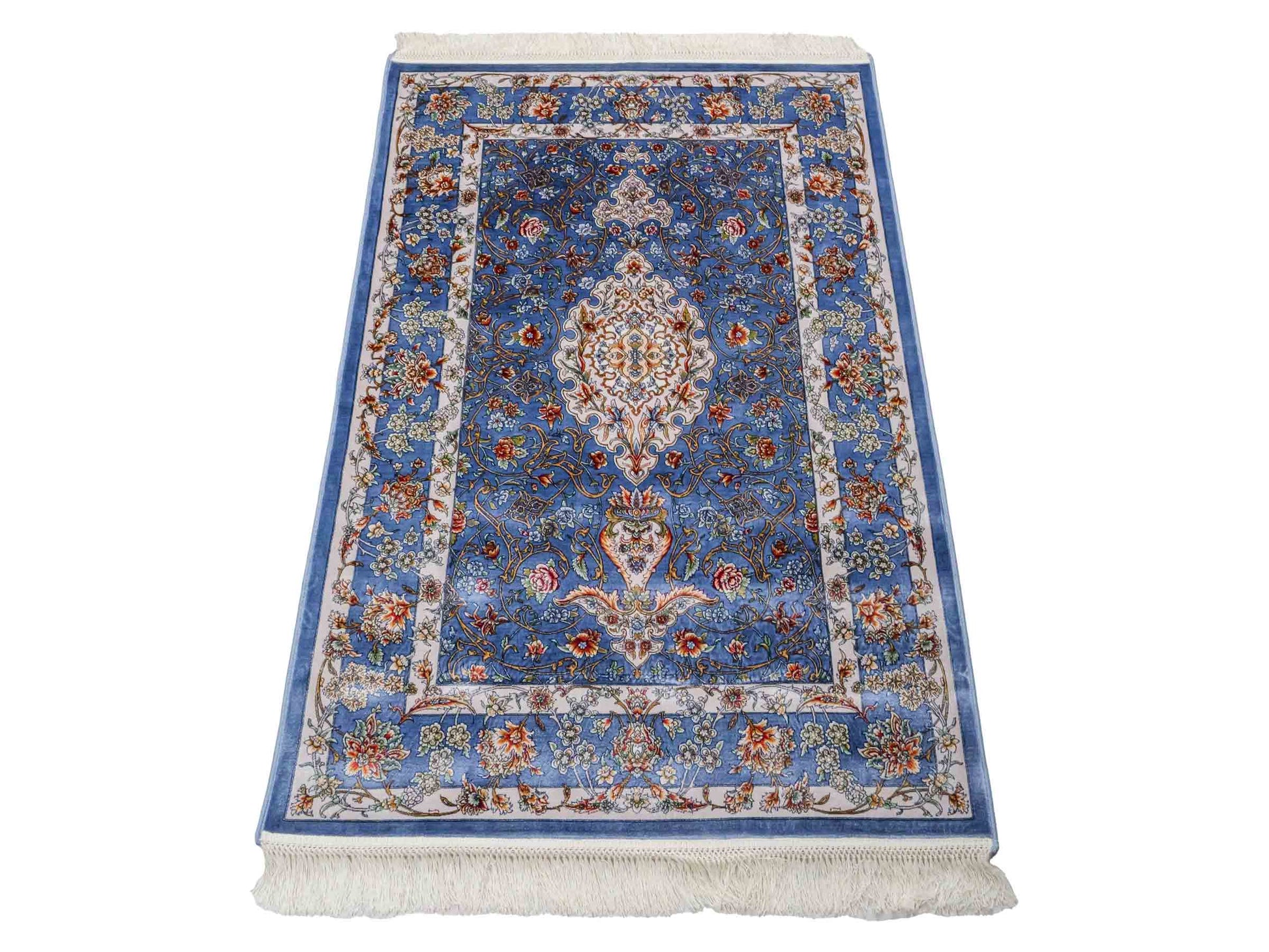 Ghom Maschinenteppich "Arjan" 120 x 80 cm aus pflanzlicher Seide (Viskose) mit Medaillon, Hellblau. Teppichnummer: V10BL096M. Persian Luxury Collection by Khademi. Made in Iran / Persia – Vertrieb durch JUPITER Intl.