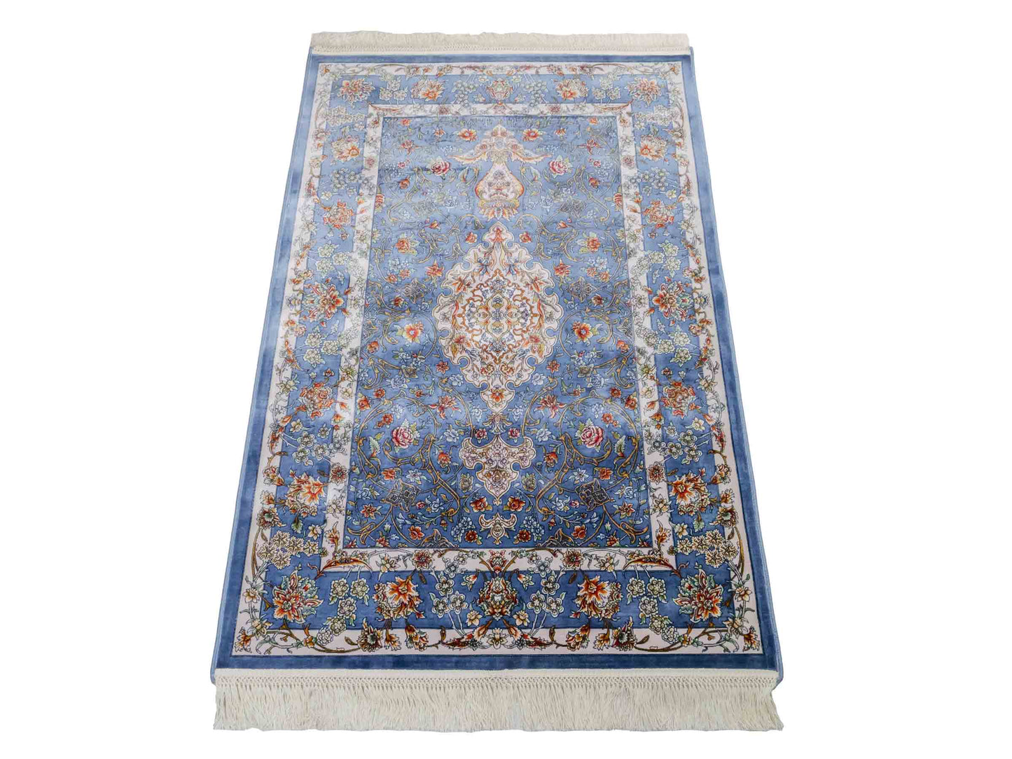 Ghom Maschinenteppich "Arjan" 120 x 80 cm aus pflanzlicher Seide (Viskose) mit Medaillon, Hellblau. Teppichnummer: V10BL096M. Persian Luxury Collection by Khademi. Made in Iran / Persia – Vertrieb durch JUPITER Intl.