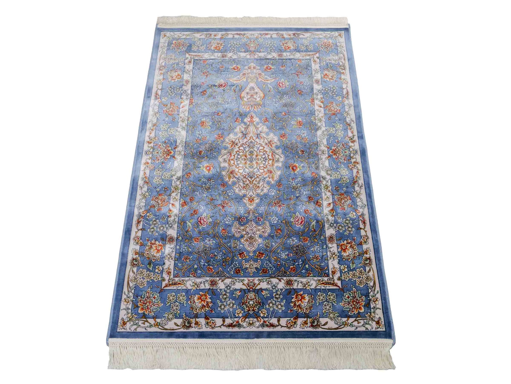 Ghom Maschinenteppich "Arjan" 120 x 80 cm aus pflanzlicher Seide (Viskose) mit Medaillon, Hellblau. Teppichnummer: V10BL096M. Persian Luxury Collection by Khademi. Made in Iran / Persia – Vertrieb durch JUPITER Intl.