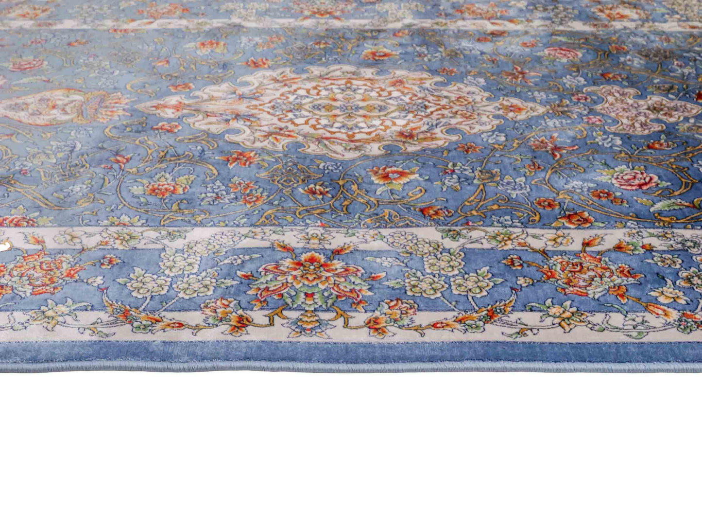 Ghom Maschinenteppich "Arjan" 120 x 80 cm aus pflanzlicher Seide (Viskose) mit Medaillon, Hellblau. Teppichnummer: V10BL096M. Persian Luxury Collection by Khademi. Made in Iran / Persia – Vertrieb durch JUPITER Intl.