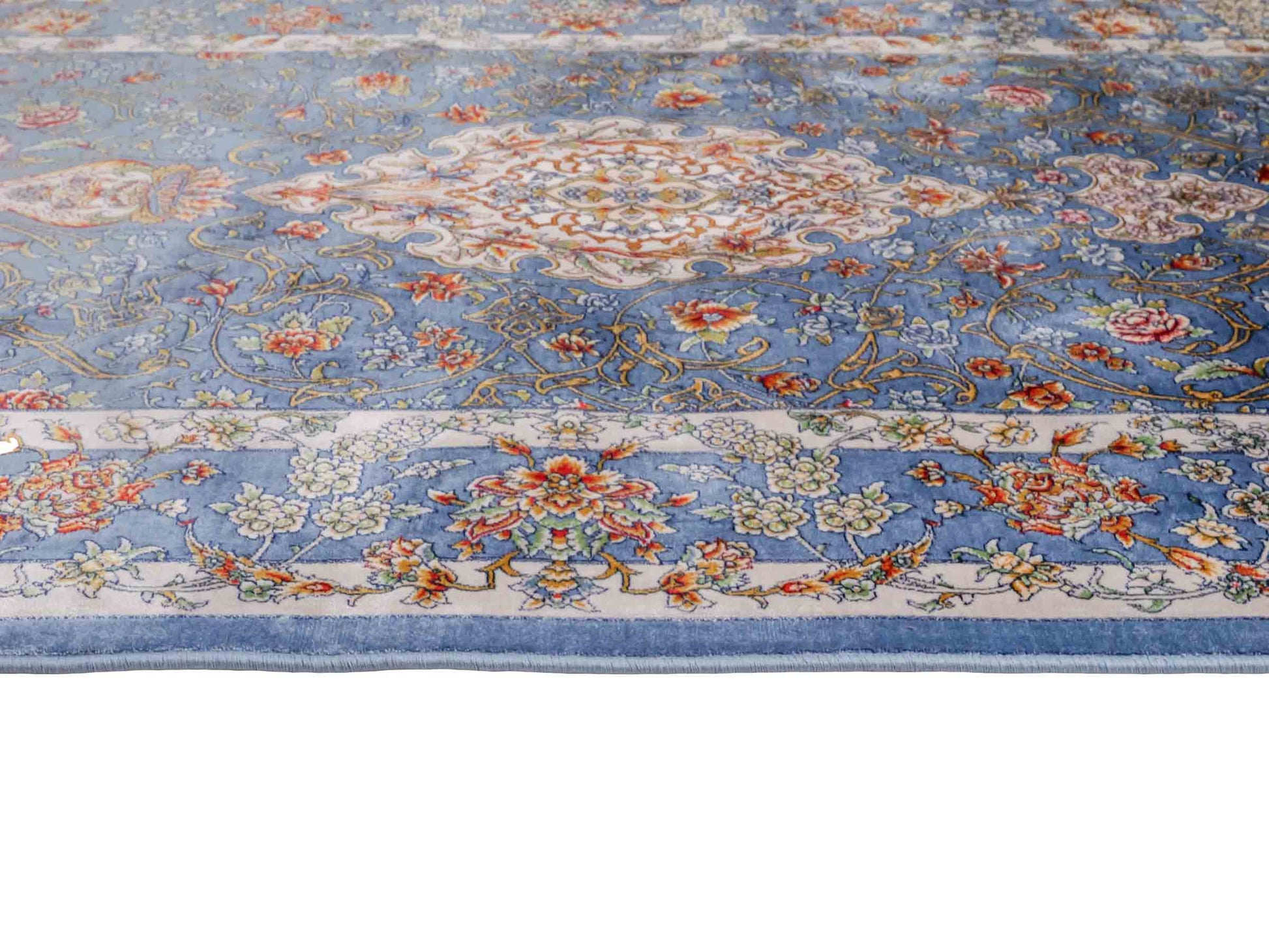 Ghom Maschinenteppich "Arjan" 120 x 80 cm aus pflanzlicher Seide (Viskose) mit Medaillon, Hellblau. Teppichnummer: V10BL096M. Persian Luxury Collection by Khademi. Made in Iran / Persia – Vertrieb durch JUPITER Intl.