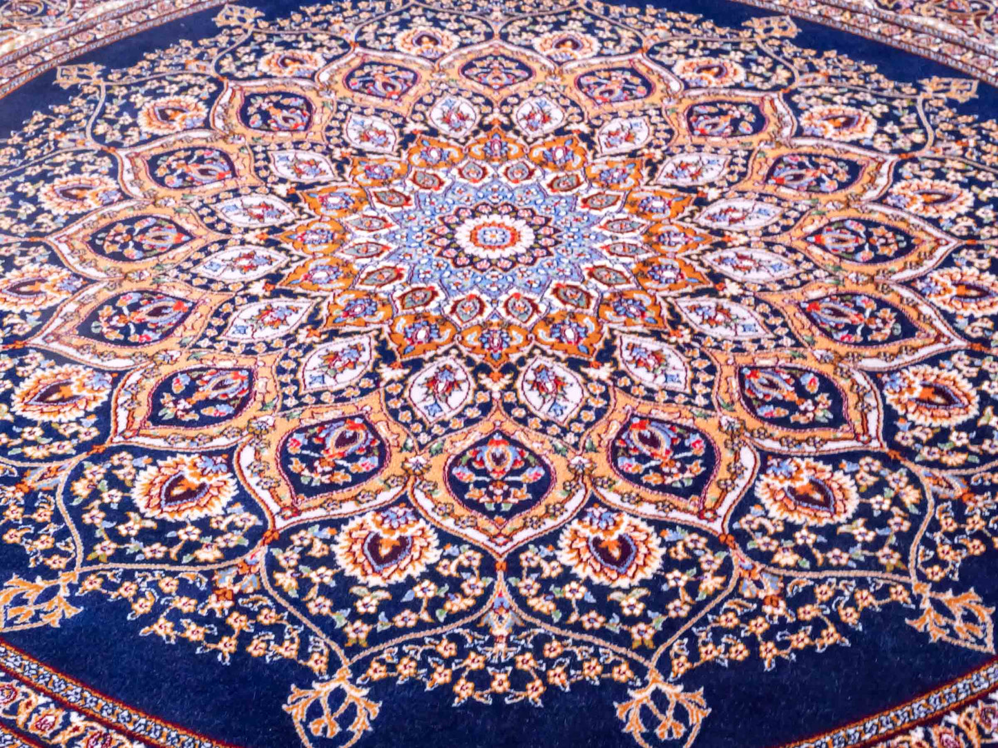 Runder Ghom Maschinenteppich "Arsaces" 100 x 100 cm aus pflanzlicher Seide (Viskose) mit Medaillon, Marineblau. Teppichnummer: V7NY100H. Persian Luxury Collection by Khademi. Made in Iran / Persia – Vertrieb durch JUPITER Intl.