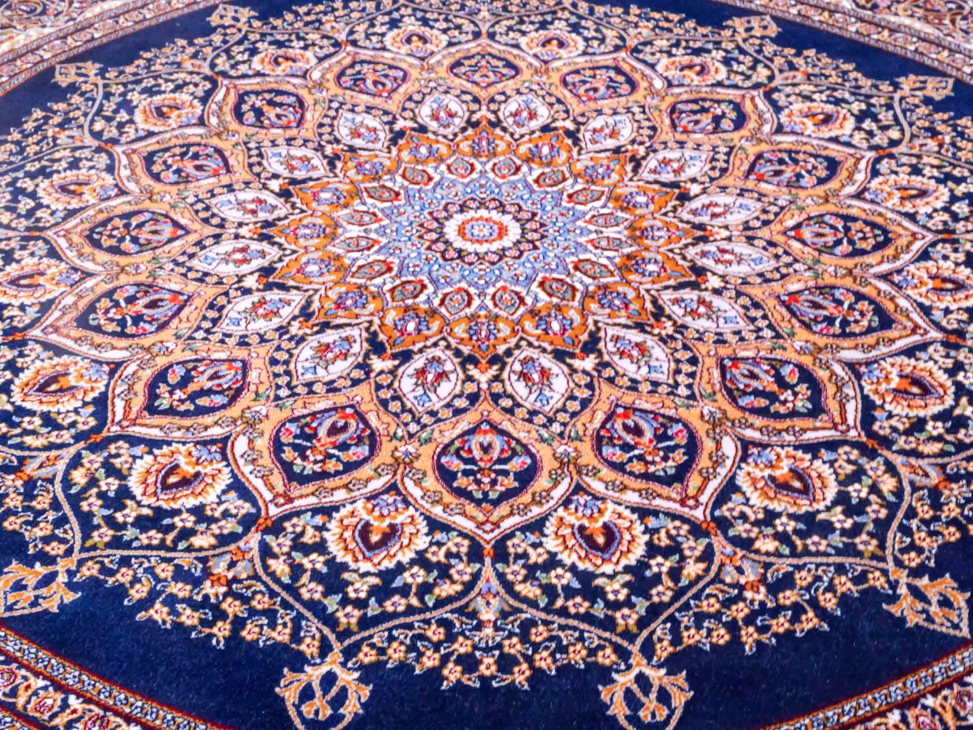 Runder Ghom Maschinenteppich "Arsaces" 100 x 100 cm aus pflanzlicher Seide (Viskose) mit Medaillon, Marineblau. Teppichnummer: V7NY100H. Persian Luxury Collection by Khademi. Made in Iran / Persia – Vertrieb durch JUPITER Intl.