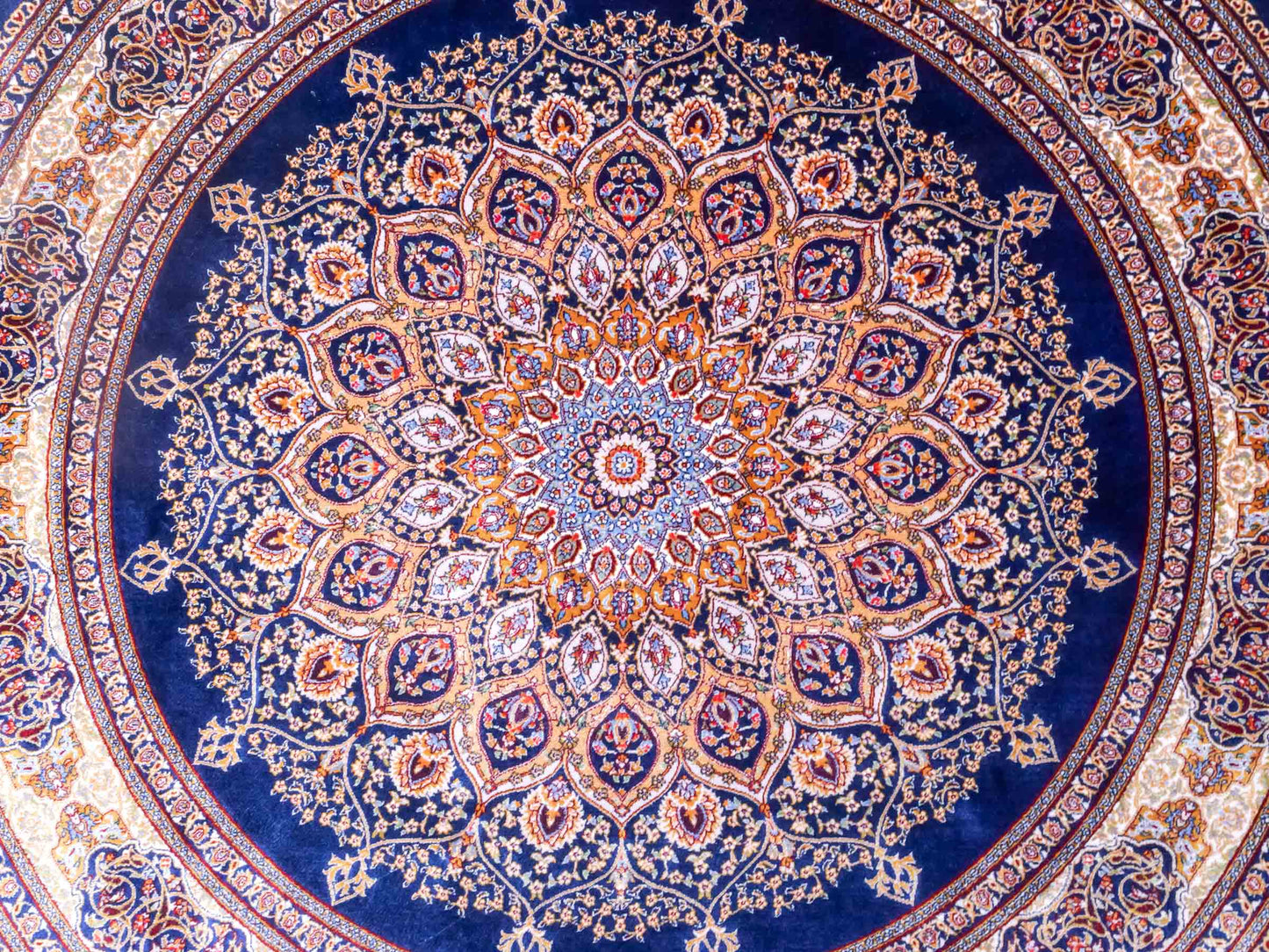 Runder Ghom Maschinenteppich "Arsaces" 100 x 100 cm aus pflanzlicher Seide (Viskose) mit Medaillon, Marineblau. Teppichnummer: V7NY100H. Persian Luxury Collection by Khademi. Made in Iran / Persia – Vertrieb durch JUPITER Intl.