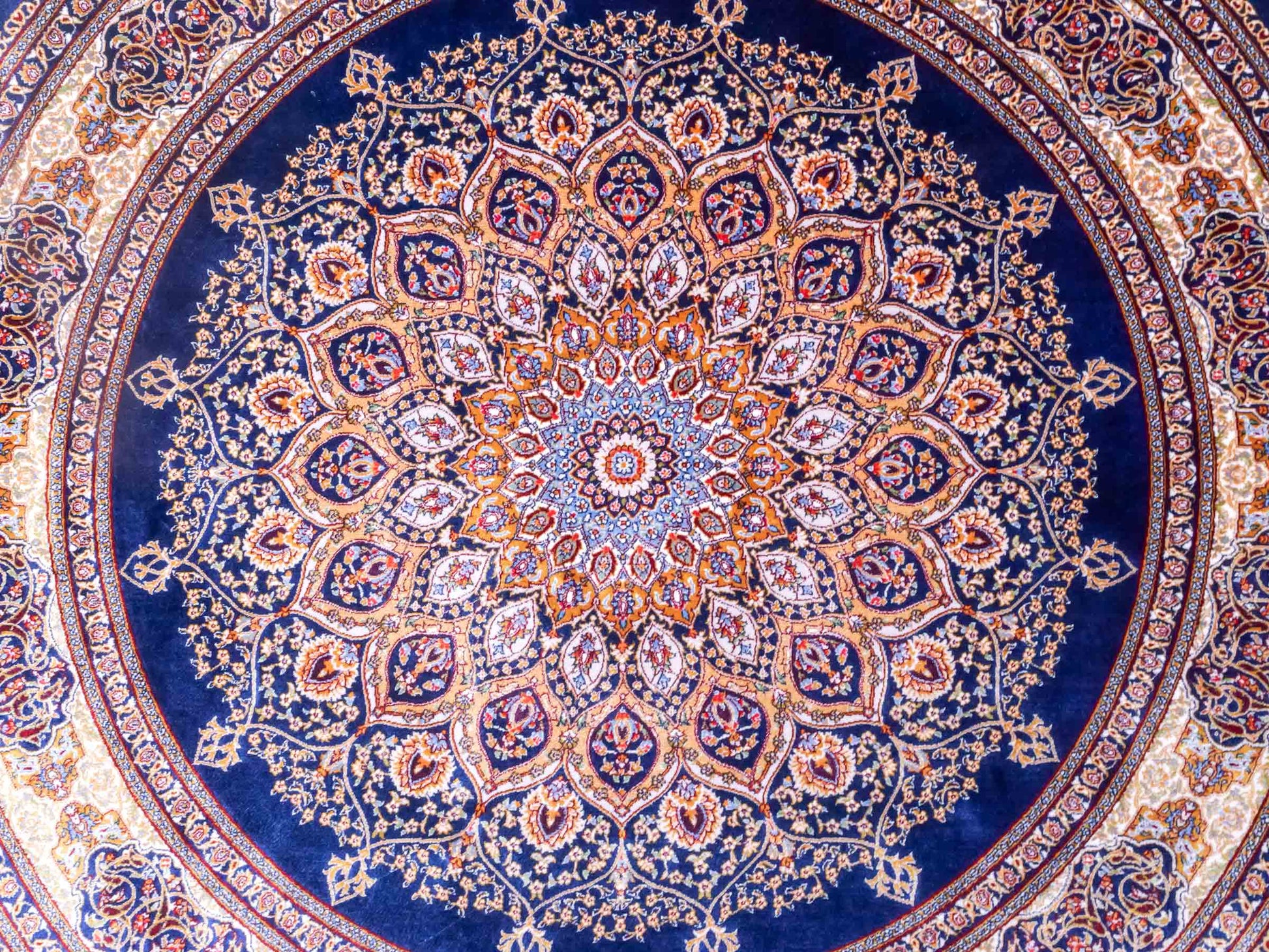 Runder Ghom Maschinenteppich "Arsaces" 100 x 100 cm aus pflanzlicher Seide (Viskose) mit Medaillon, Marineblau. Teppichnummer: V7NY100H. Persian Luxury Collection by Khademi. Made in Iran / Persia – Vertrieb durch JUPITER Intl.
