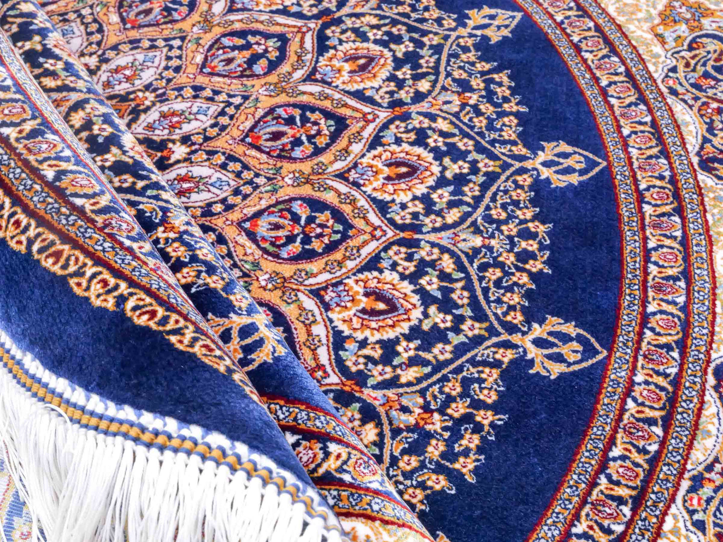 Runder Ghom Maschinenteppich "Arsaces" 100 x 100 cm aus pflanzlicher Seide (Viskose) mit Medaillon, Marineblau. Teppichnummer: V7NY100H. Persian Luxury Collection by Khademi. Made in Iran / Persia – Vertrieb durch JUPITER Intl.