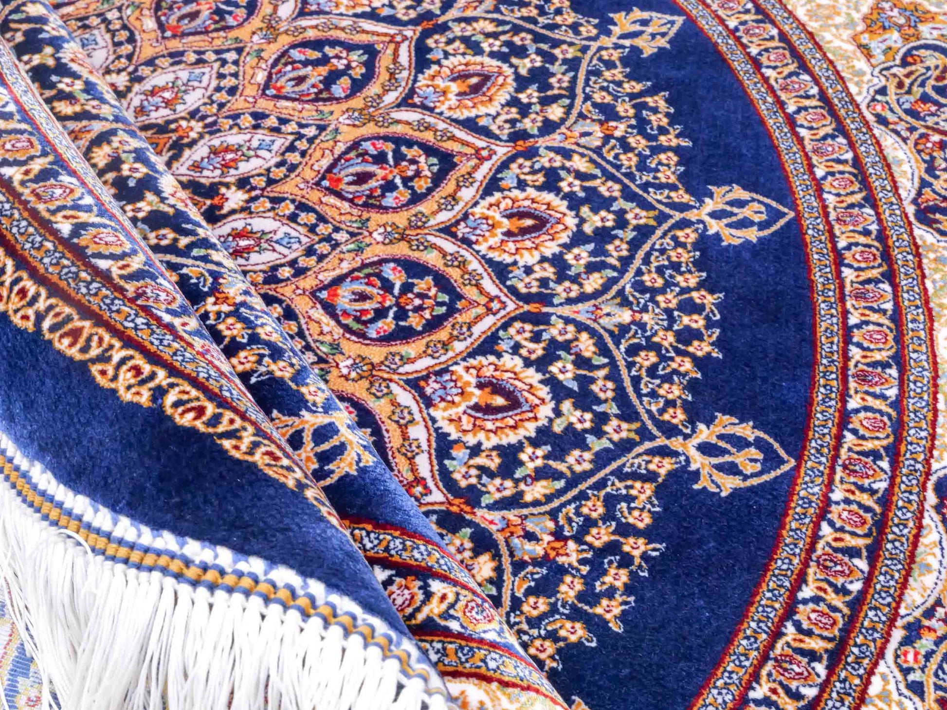 Runder Ghom Maschinenteppich "Arsaces" 100 x 100 cm aus pflanzlicher Seide (Viskose) mit Medaillon, Marineblau. Teppichnummer: V7NY100H. Persian Luxury Collection by Khademi. Made in Iran / Persia – Vertrieb durch JUPITER Intl.