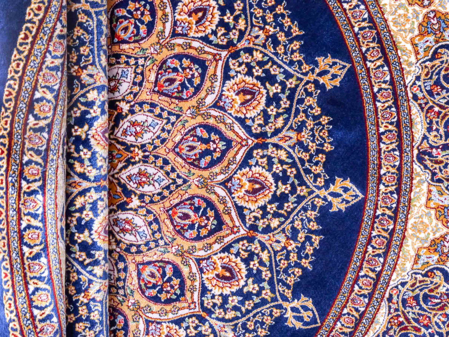Runder Ghom Maschinenteppich "Arsaces" 100 x 100 cm aus pflanzlicher Seide (Viskose) mit Medaillon, Marineblau. Teppichnummer: V7NY100H. Persian Luxury Collection by Khademi. Made in Iran / Persia – Vertrieb durch JUPITER Intl.