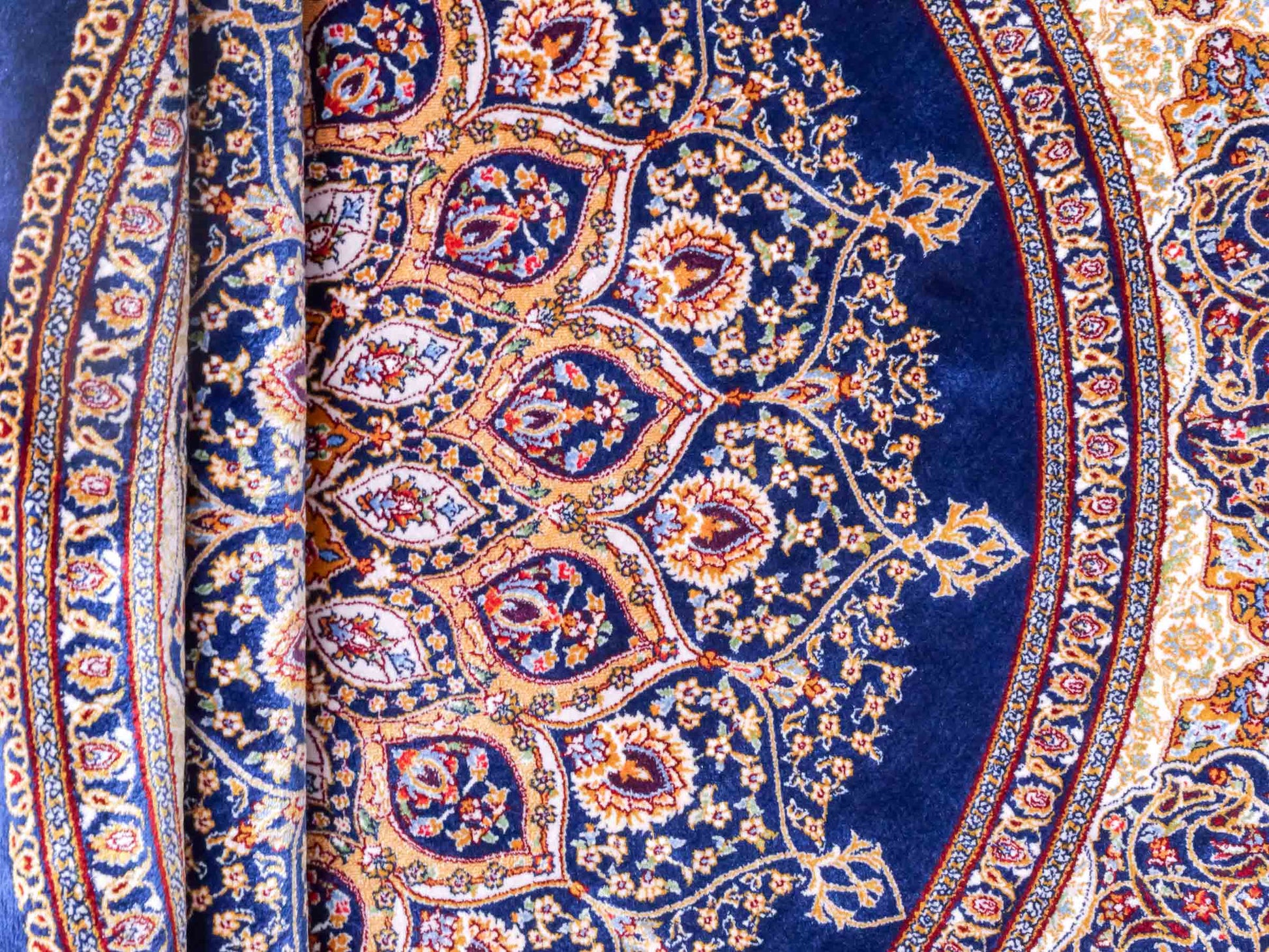 Runder Ghom Maschinenteppich "Arsaces" 100 x 100 cm aus pflanzlicher Seide (Viskose) mit Medaillon, Marineblau. Teppichnummer: V7NY100H. Persian Luxury Collection by Khademi. Made in Iran / Persia – Vertrieb durch JUPITER Intl.