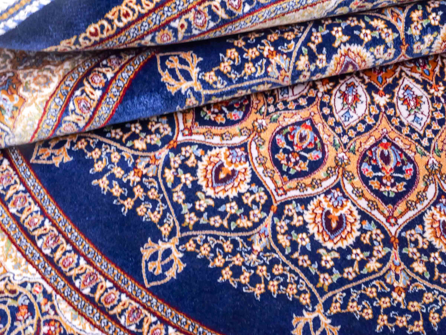 Runder Ghom Maschinenteppich "Arsaces" 100 x 100 cm aus pflanzlicher Seide (Viskose) mit Medaillon, Marineblau. Teppichnummer: V7NY100H. Persian Luxury Collection by Khademi. Made in Iran / Persia – Vertrieb durch JUPITER Intl.