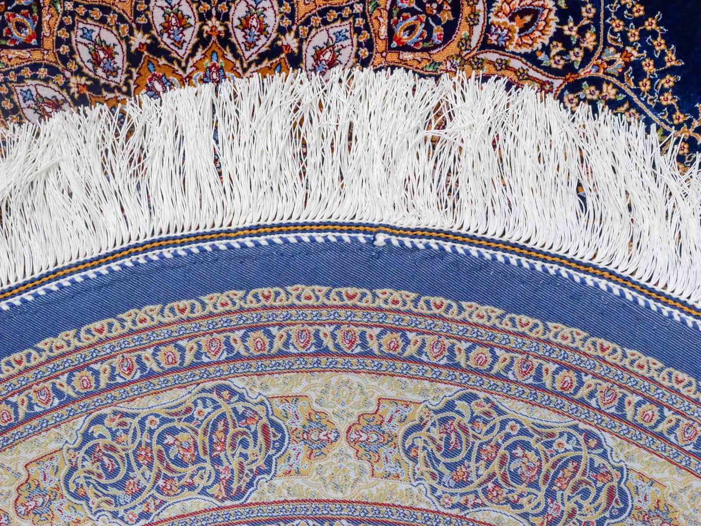 Runder Ghom Maschinenteppich "Arsaces" 100 x 100 cm aus pflanzlicher Seide (Viskose) mit Medaillon, Marineblau. Teppichnummer: V7NY100H. Persian Luxury Collection by Khademi. Made in Iran / Persia – Vertrieb durch JUPITER Intl.