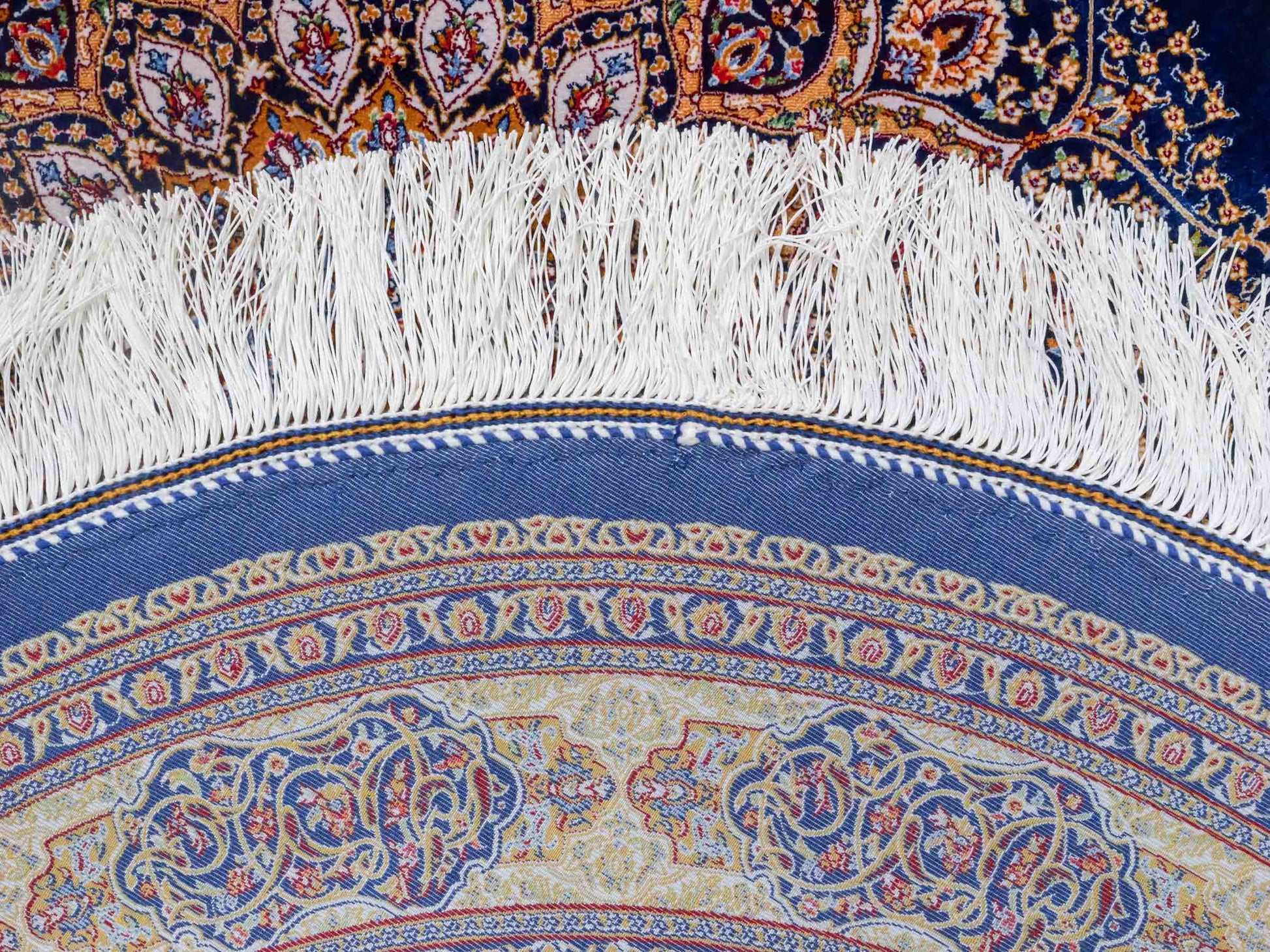 Runder Ghom Maschinenteppich "Arsaces" 100 x 100 cm aus pflanzlicher Seide (Viskose) mit Medaillon, Marineblau. Teppichnummer: V7NY100H. Persian Luxury Collection by Khademi. Made in Iran / Persia – Vertrieb durch JUPITER Intl.