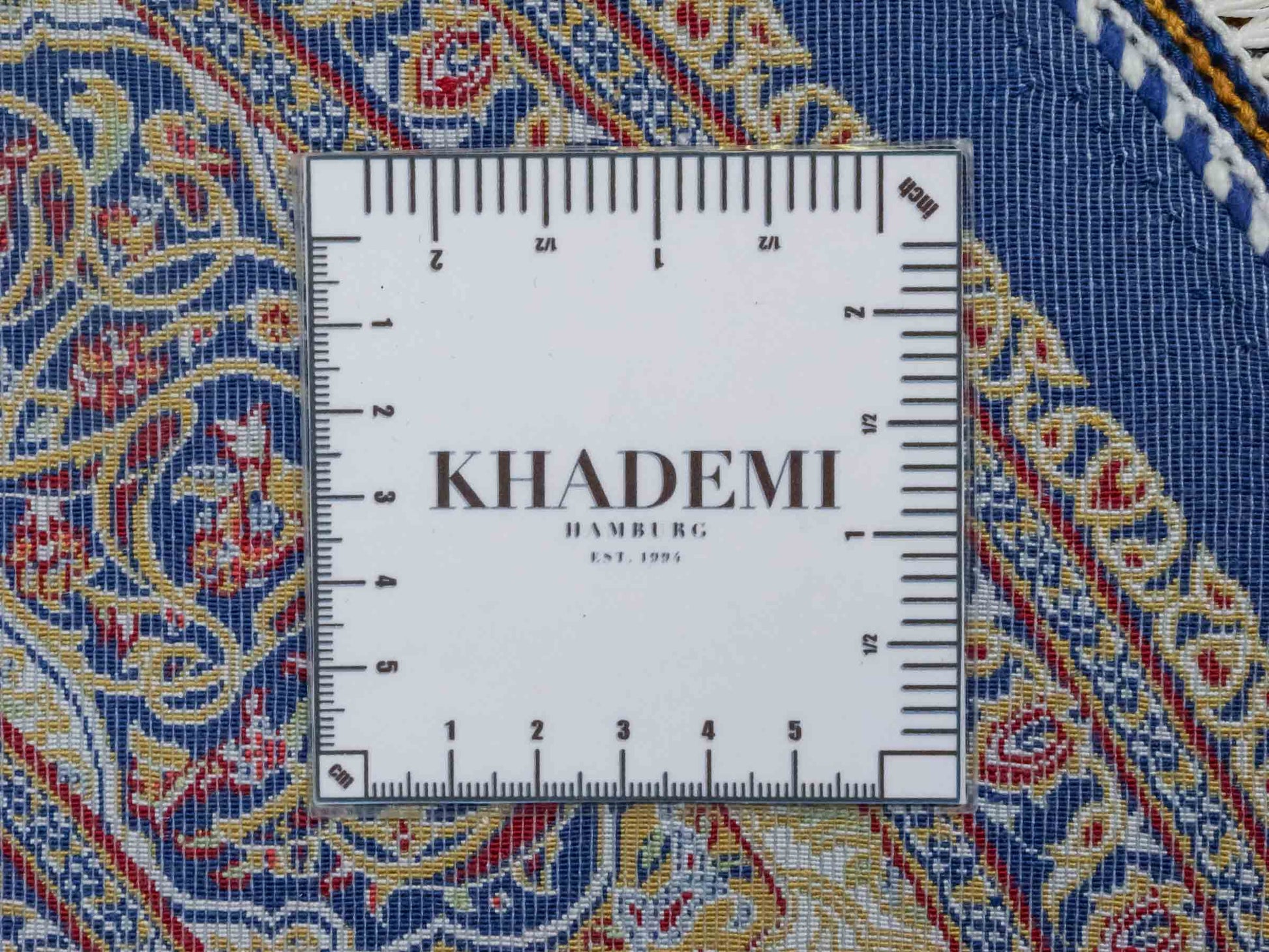 Runder Ghom Maschinenteppich "Arsaces" 100 x 100 cm aus pflanzlicher Seide (Viskose) mit Medaillon, Marineblau. Teppichnummer: V7NY100H. Persian Luxury Collection by Khademi. Made in Iran / Persia – Vertrieb durch JUPITER Intl.