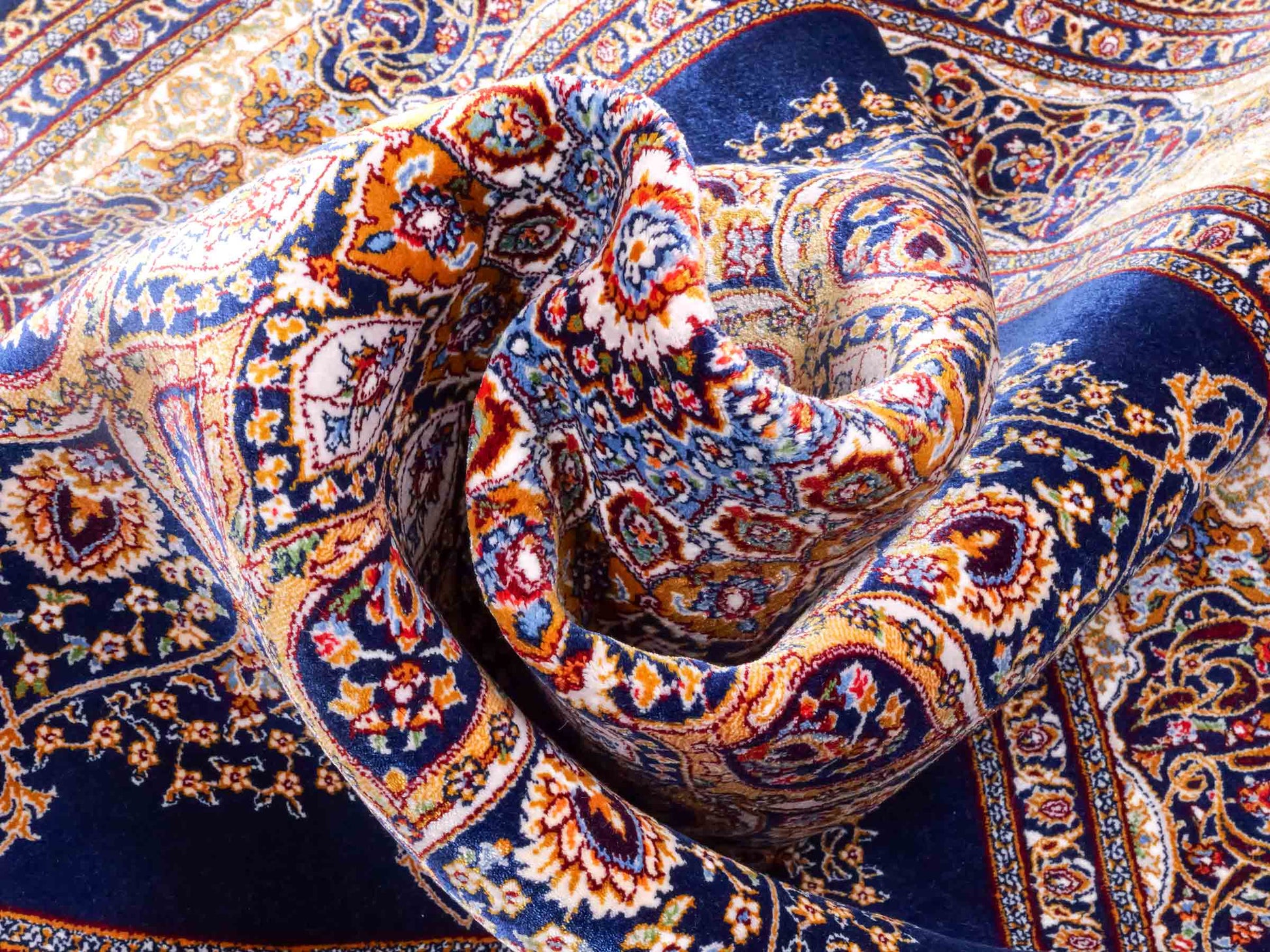 Runder Ghom Maschinenteppich "Arsaces" 100 x 100 cm aus pflanzlicher Seide (Viskose) mit Medaillon, Marineblau. Teppichnummer: V7NY100H. Persian Luxury Collection by Khademi. Made in Iran / Persia – Vertrieb durch JUPITER Intl.