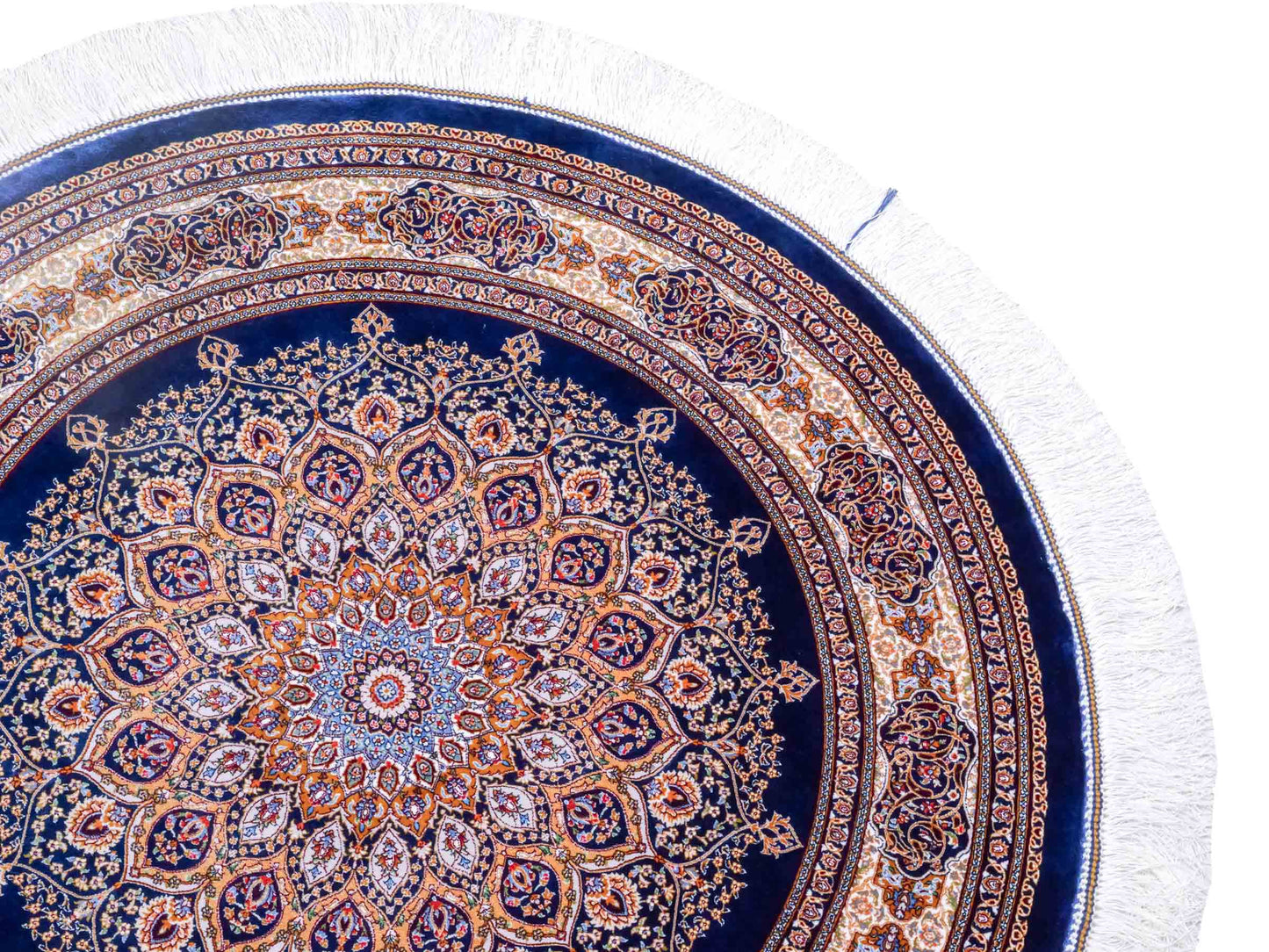 Runder Ghom Maschinenteppich "Arsaces" 100 x 100 cm aus pflanzlicher Seide (Viskose) mit Medaillon, Marineblau. Teppichnummer: V7NY100H. Persian Luxury Collection by Khademi. Made in Iran / Persia – Vertrieb durch JUPITER Intl.