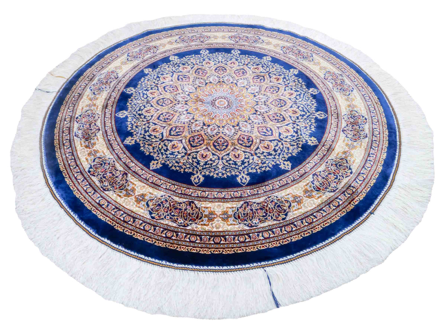 Runder Ghom Maschinenteppich "Arsaces" 100 x 100 cm aus pflanzlicher Seide (Viskose) mit Medaillon, Marineblau. Teppichnummer: V7NY100H. Persian Luxury Collection by Khademi. Made in Iran / Persia – Vertrieb durch JUPITER Intl.