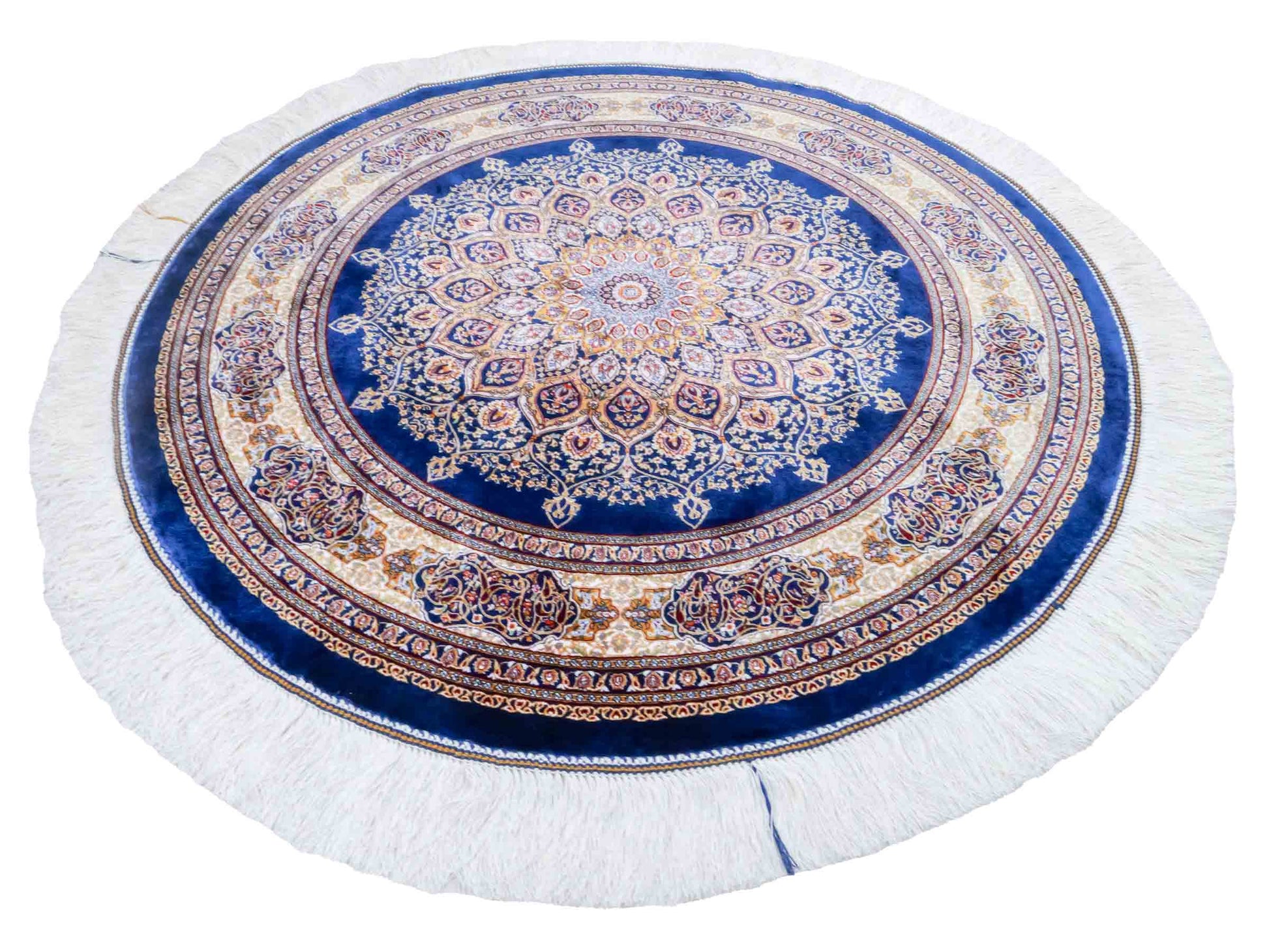Runder Ghom Maschinenteppich "Arsaces" 100 x 100 cm aus pflanzlicher Seide (Viskose) mit Medaillon, Marineblau. Teppichnummer: V7NY100H. Persian Luxury Collection by Khademi. Made in Iran / Persia – Vertrieb durch JUPITER Intl.