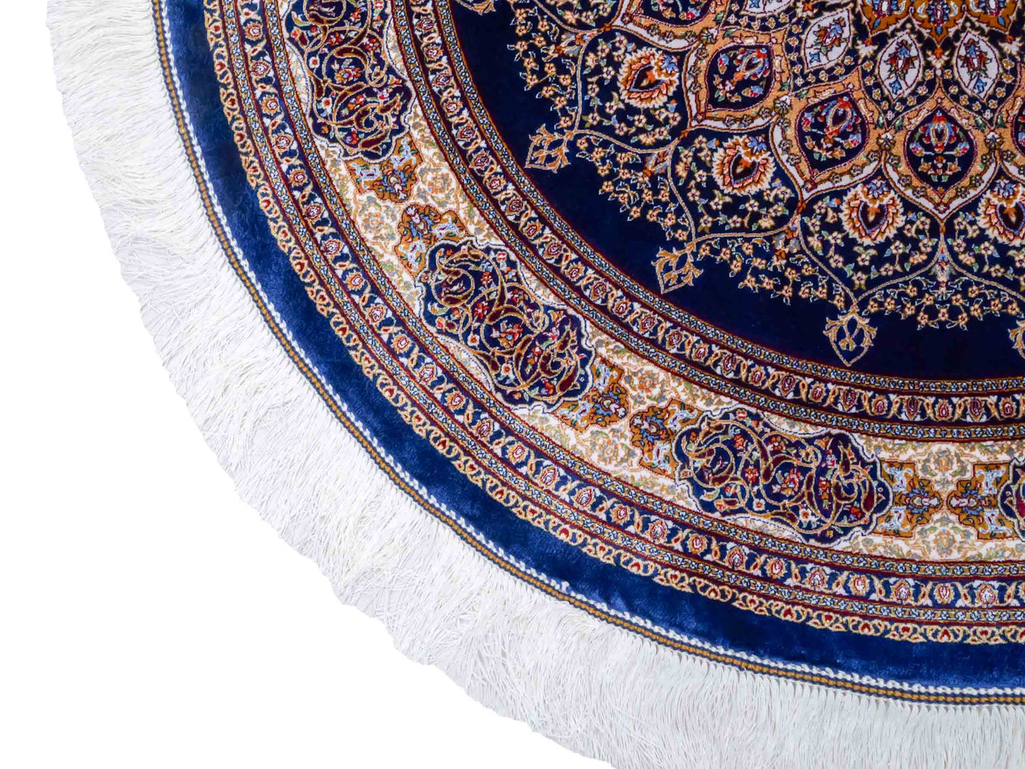 Runder Ghom Maschinenteppich "Arsaces" 100 x 100 cm aus pflanzlicher Seide (Viskose) mit Medaillon, Marineblau. Teppichnummer: V7NY100H. Persian Luxury Collection by Khademi. Made in Iran / Persia – Vertrieb durch JUPITER Intl.