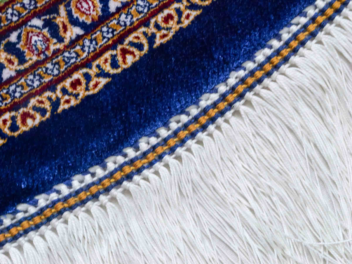 Runder Ghom Maschinenteppich "Arsaces" 100 x 100 cm aus pflanzlicher Seide (Viskose) mit Medaillon, Marineblau. Teppichnummer: V7NY100H. Persian Luxury Collection by Khademi. Made in Iran / Persia – Vertrieb durch JUPITER Intl.