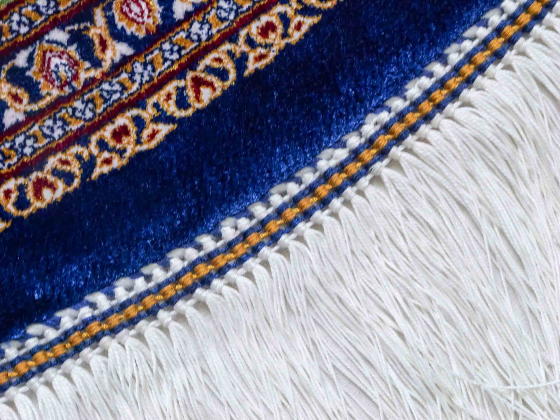 Runder Ghom Maschinenteppich "Arsaces" 100 x 100 cm aus pflanzlicher Seide (Viskose) mit Medaillon, Marineblau. Teppichnummer: V7NY100H. Persian Luxury Collection by Khademi. Made in Iran / Persia – Vertrieb durch JUPITER Intl.