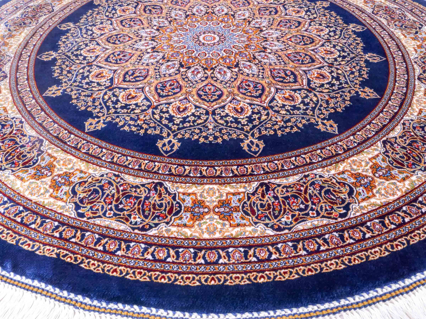 Runder Ghom Maschinenteppich "Arsaces" 100 x 100 cm aus pflanzlicher Seide (Viskose) mit Medaillon, Marineblau. Teppichnummer: V7NY100H. Persian Luxury Collection by Khademi. Made in Iran / Persia – Vertrieb durch JUPITER Intl.