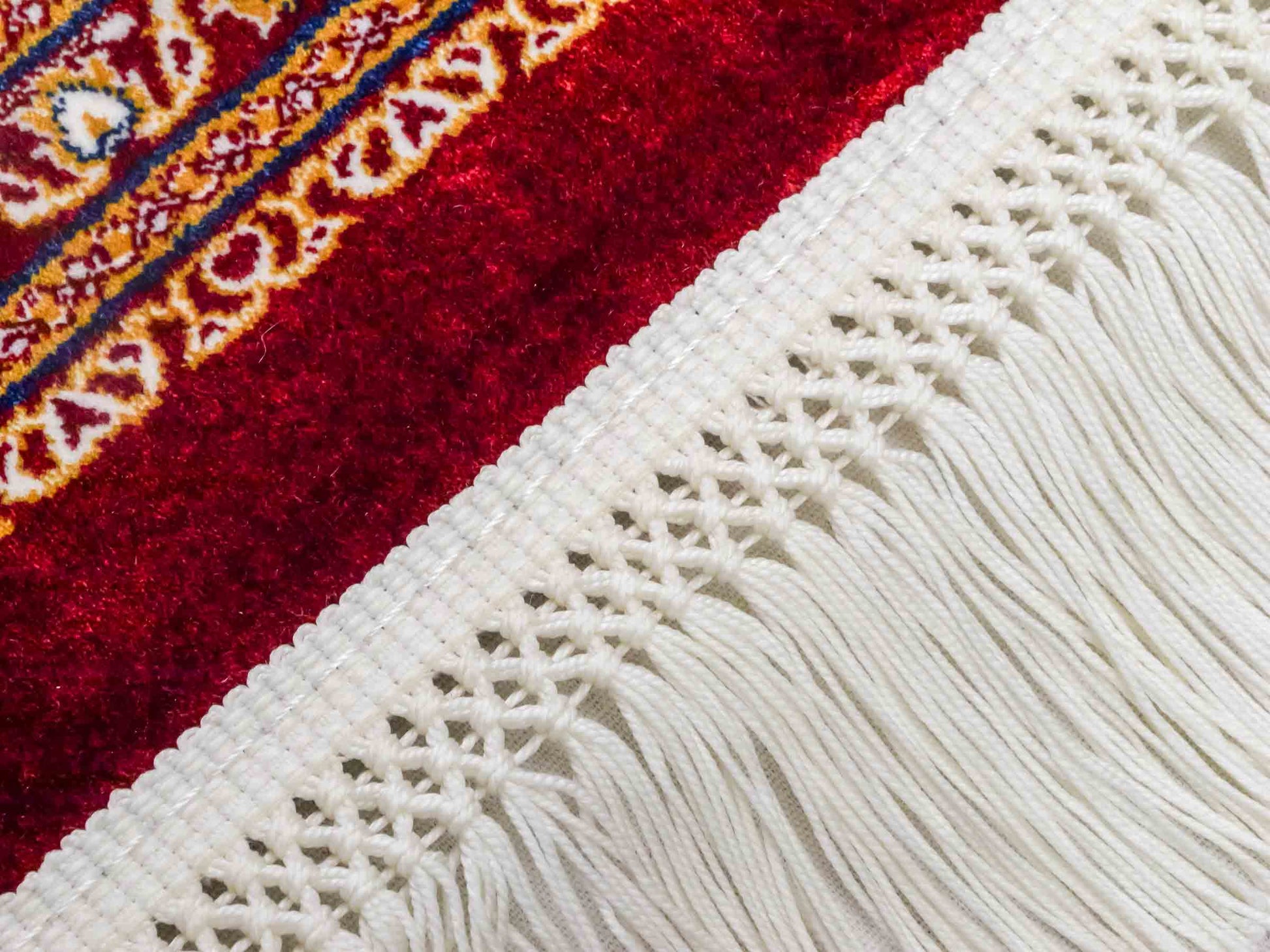 Runder Ghom Maschinenteppich "Arsaces" 120 x 80 cm aus pflanzlicher Seide (Viskose) mit Medaillon, Rot. Teppichnummer: V7RD096M. Persian Luxury Collection by Khademi. Made in Iran / Persia – Vertrieb durch JUPITER Intl.