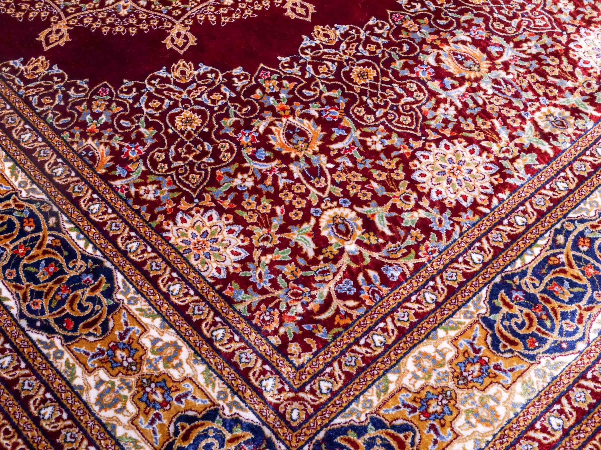 Runder Ghom Maschinenteppich "Arsaces" 120 x 80 cm aus pflanzlicher Seide (Viskose) mit Medaillon, Rot. Teppichnummer: V7RD096M. Persian Luxury Collection by Khademi. Made in Iran / Persia – Vertrieb durch JUPITER Intl.