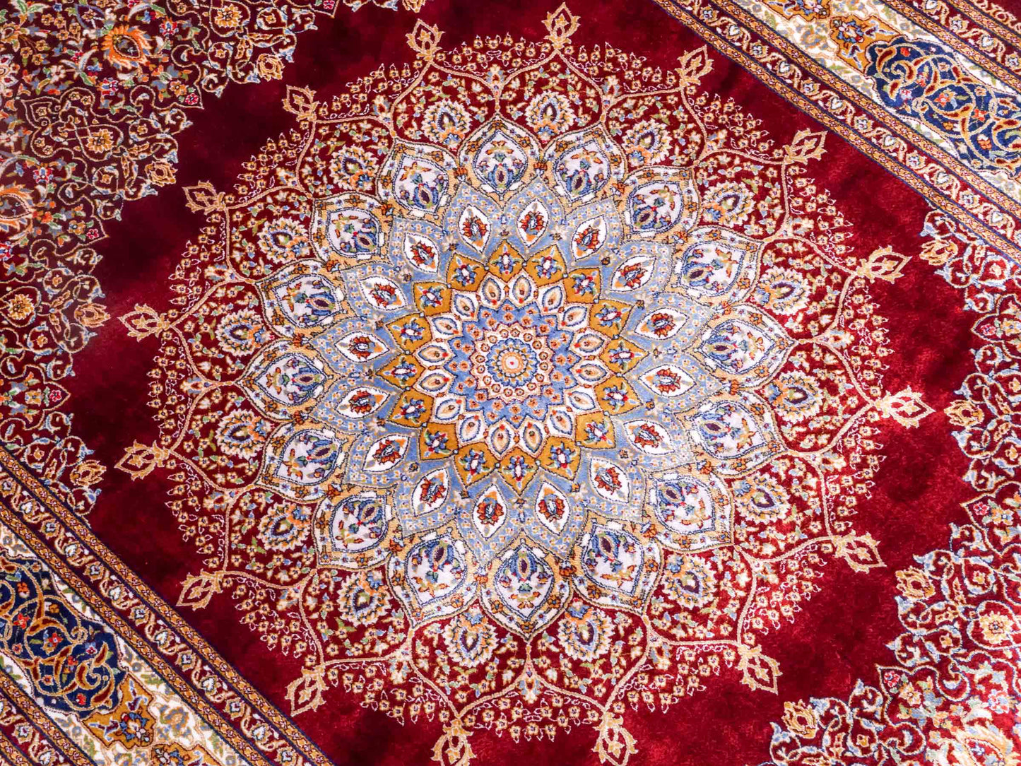 Runder Ghom Maschinenteppich "Arsaces" 120 x 80 cm aus pflanzlicher Seide (Viskose) mit Medaillon, Rot. Teppichnummer: V7RD096M. Persian Luxury Collection by Khademi. Made in Iran / Persia – Vertrieb durch JUPITER Intl.