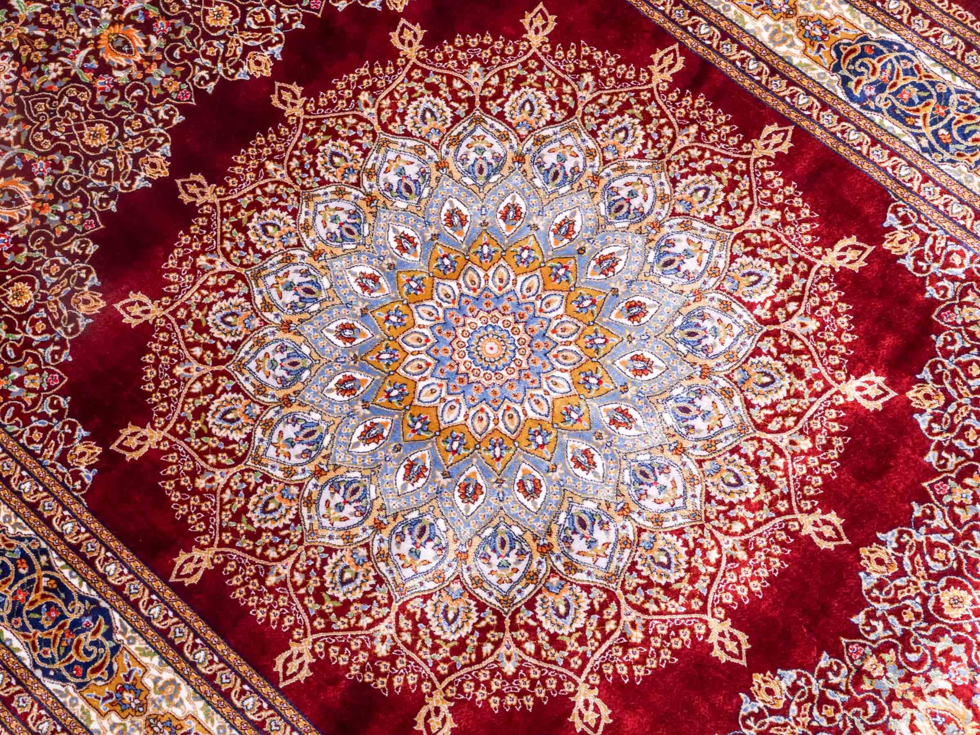 Runder Ghom Maschinenteppich "Arsaces" 120 x 80 cm aus pflanzlicher Seide (Viskose) mit Medaillon, Rot. Teppichnummer: V7RD096M. Persian Luxury Collection by Khademi. Made in Iran / Persia – Vertrieb durch JUPITER Intl.