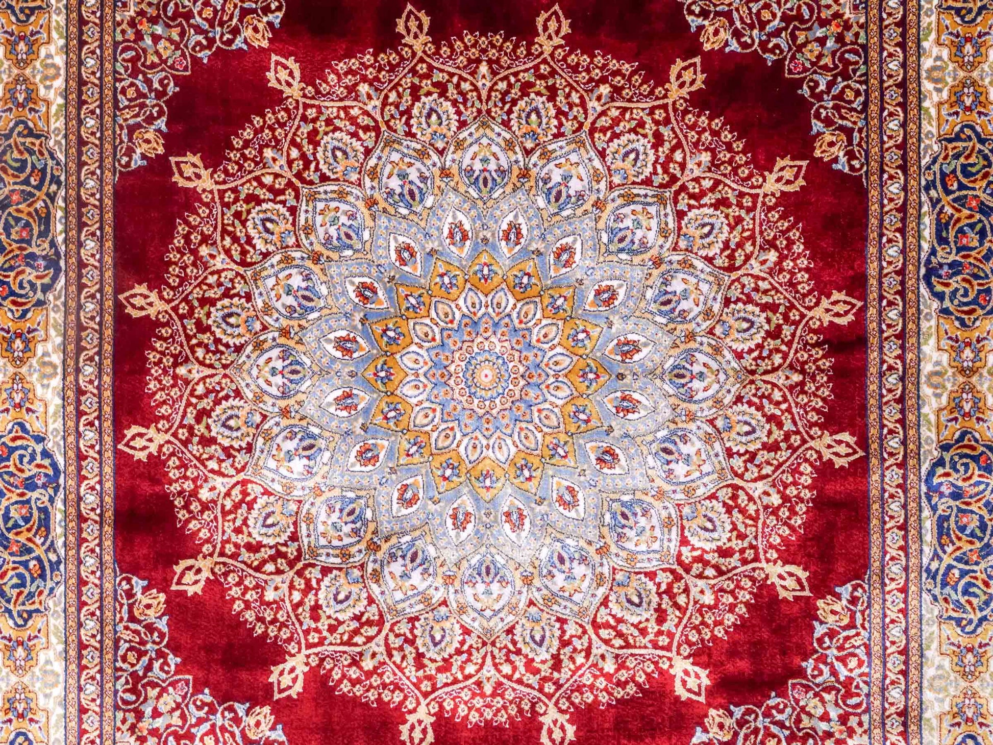 Runder Ghom Maschinenteppich "Arsaces" 120 x 80 cm aus pflanzlicher Seide (Viskose) mit Medaillon, Rot. Teppichnummer: V7RD096M. Persian Luxury Collection by Khademi. Made in Iran / Persia – Vertrieb durch JUPITER Intl.