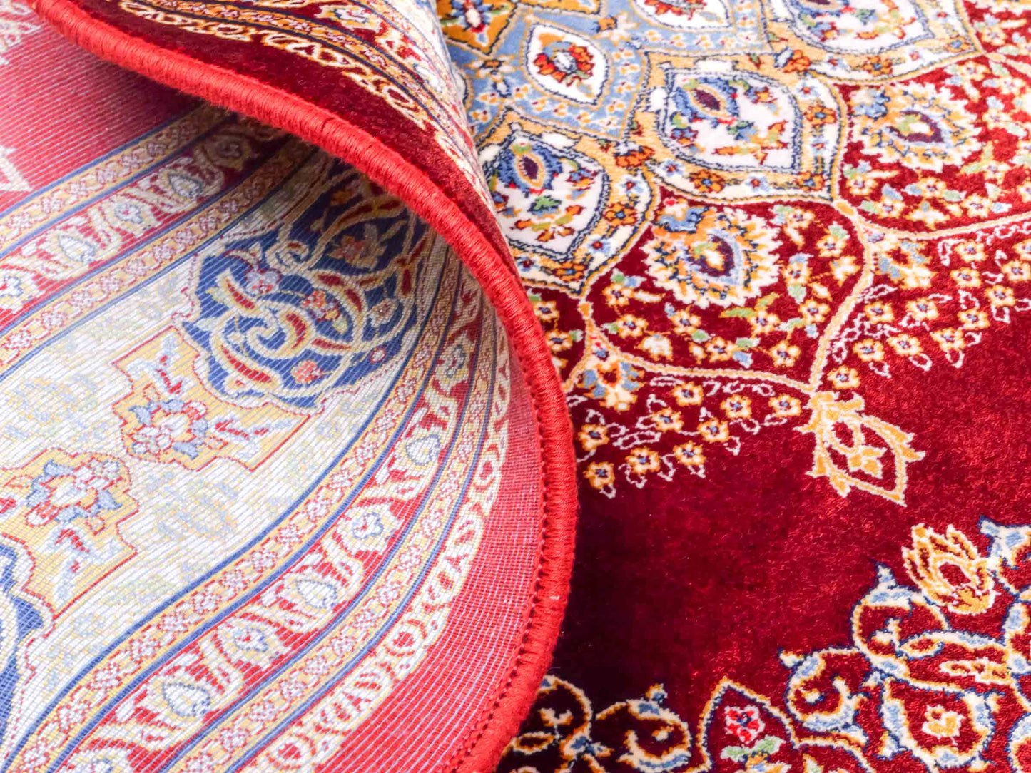 Runder Ghom Maschinenteppich "Arsaces" 120 x 80 cm aus pflanzlicher Seide (Viskose) mit Medaillon, Rot. Teppichnummer: V7RD096M. Persian Luxury Collection by Khademi. Made in Iran / Persia – Vertrieb durch JUPITER Intl.