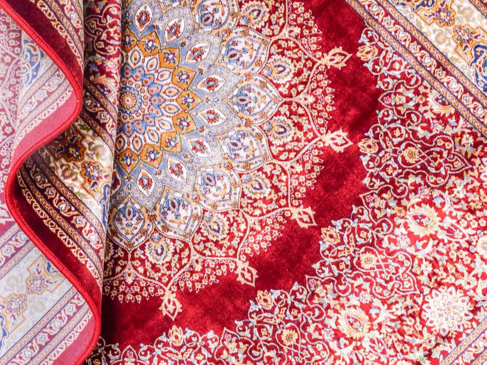 Runder Ghom Maschinenteppich "Arsaces" 120 x 80 cm aus pflanzlicher Seide (Viskose) mit Medaillon, Rot. Teppichnummer: V7RD096M. Persian Luxury Collection by Khademi. Made in Iran / Persia – Vertrieb durch JUPITER Intl.