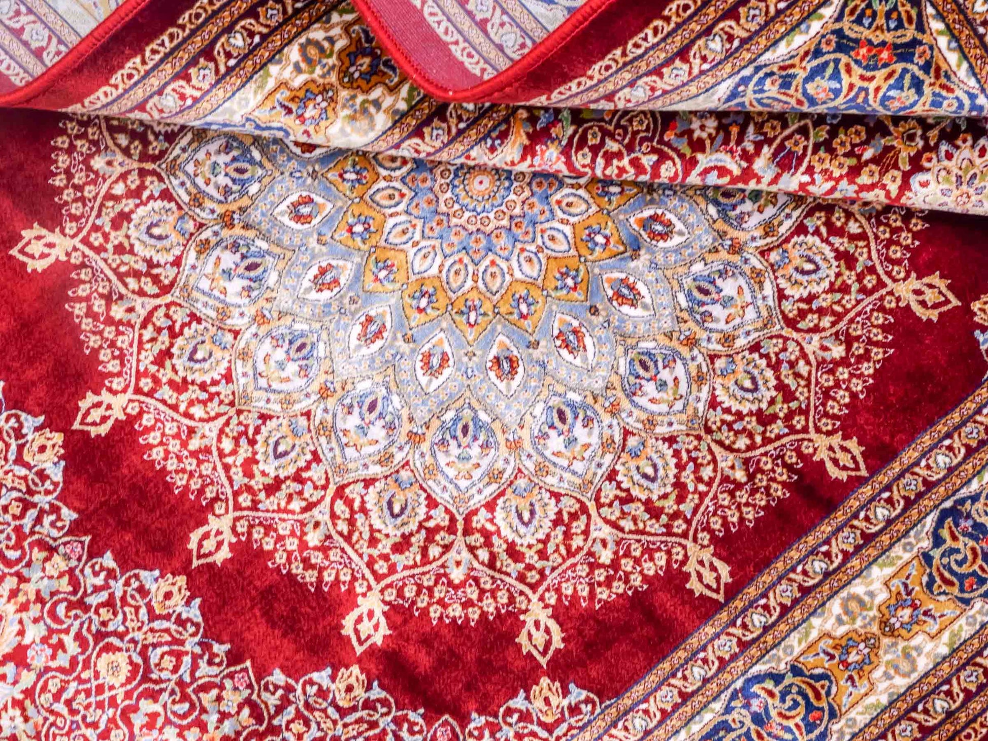 Runder Ghom Maschinenteppich "Arsaces" 120 x 80 cm aus pflanzlicher Seide (Viskose) mit Medaillon, Rot. Teppichnummer: V7RD096M. Persian Luxury Collection by Khademi. Made in Iran / Persia – Vertrieb durch JUPITER Intl.