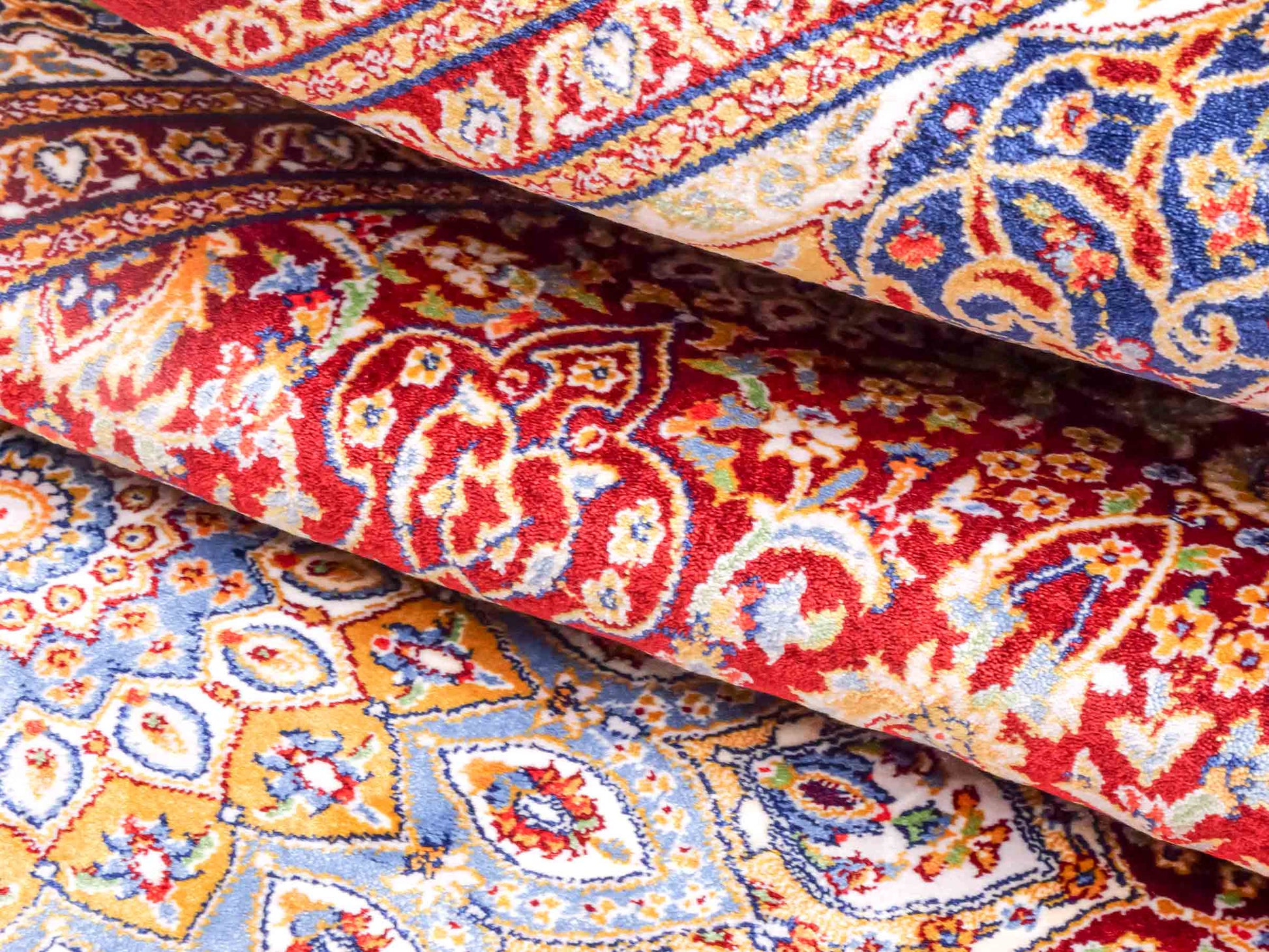Runder Ghom Maschinenteppich "Arsaces" 120 x 80 cm aus pflanzlicher Seide (Viskose) mit Medaillon, Rot. Teppichnummer: V7RD096M. Persian Luxury Collection by Khademi. Made in Iran / Persia – Vertrieb durch JUPITER Intl.