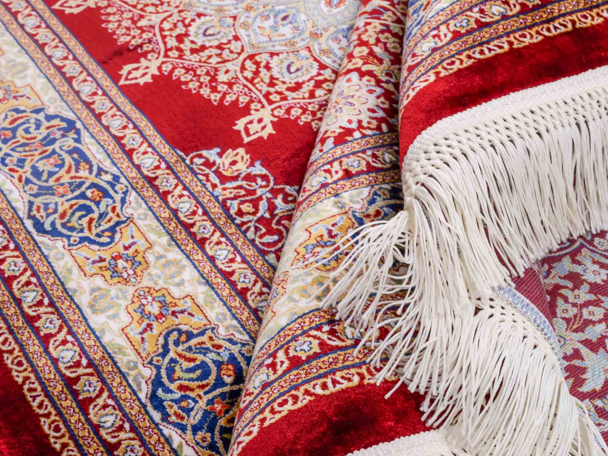 Runder Ghom Maschinenteppich "Arsaces" 120 x 80 cm aus pflanzlicher Seide (Viskose) mit Medaillon, Rot. Teppichnummer: V7RD096M. Persian Luxury Collection by Khademi. Made in Iran / Persia – Vertrieb durch JUPITER Intl.