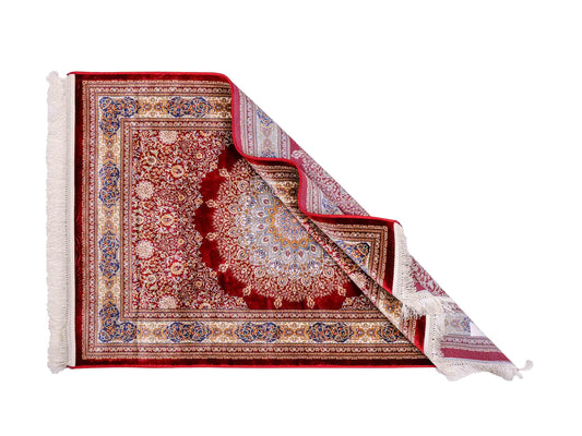 Runder Ghom Maschinenteppich "Arsaces" 120 x 80 cm aus pflanzlicher Seide (Viskose) mit Medaillon, Rot. Teppichnummer: V7RD096M. Persian Luxury Collection by Khademi. Made in Iran / Persia – Vertrieb durch JUPITER Intl.